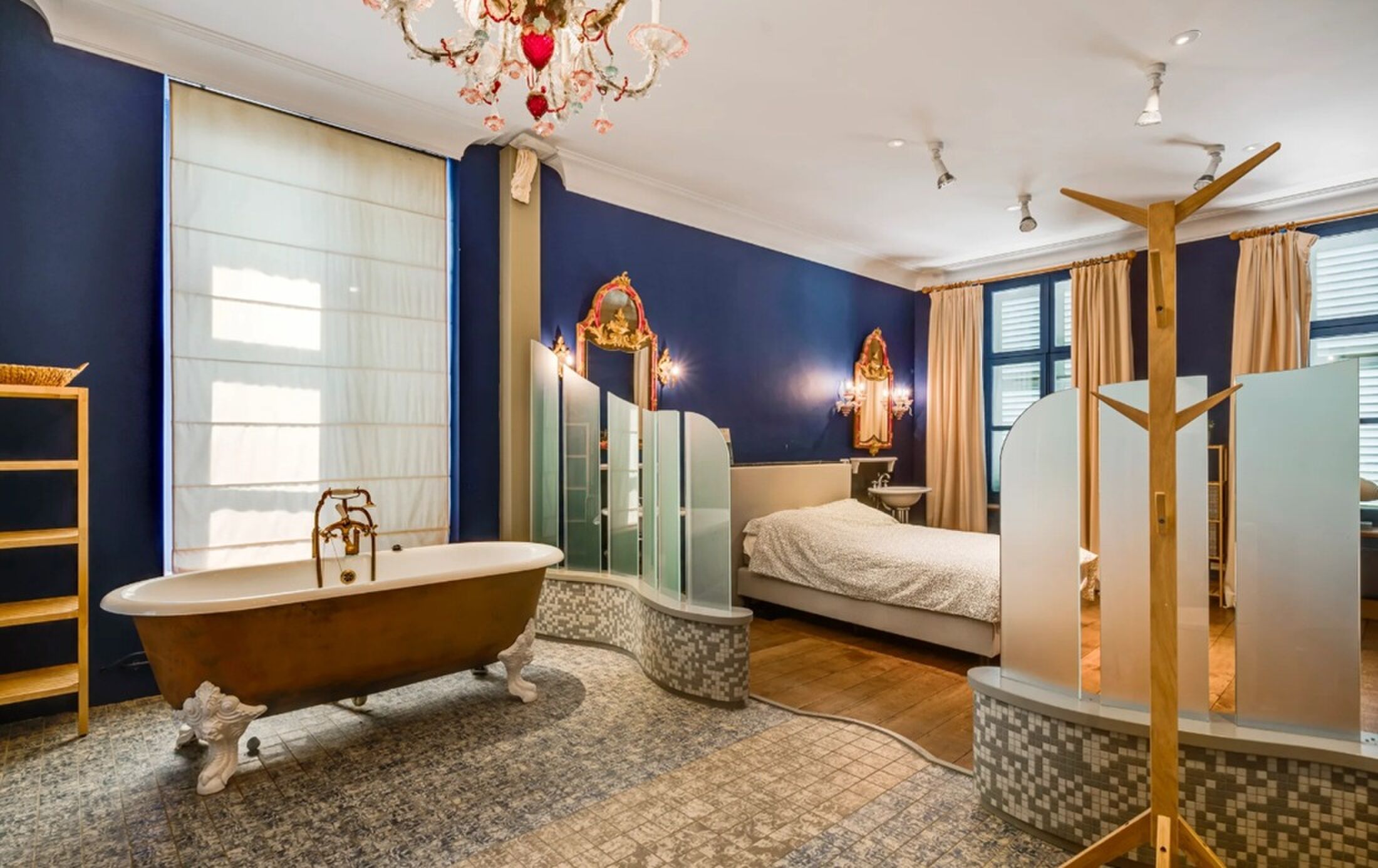 De badkamer en primaire slaapkamer