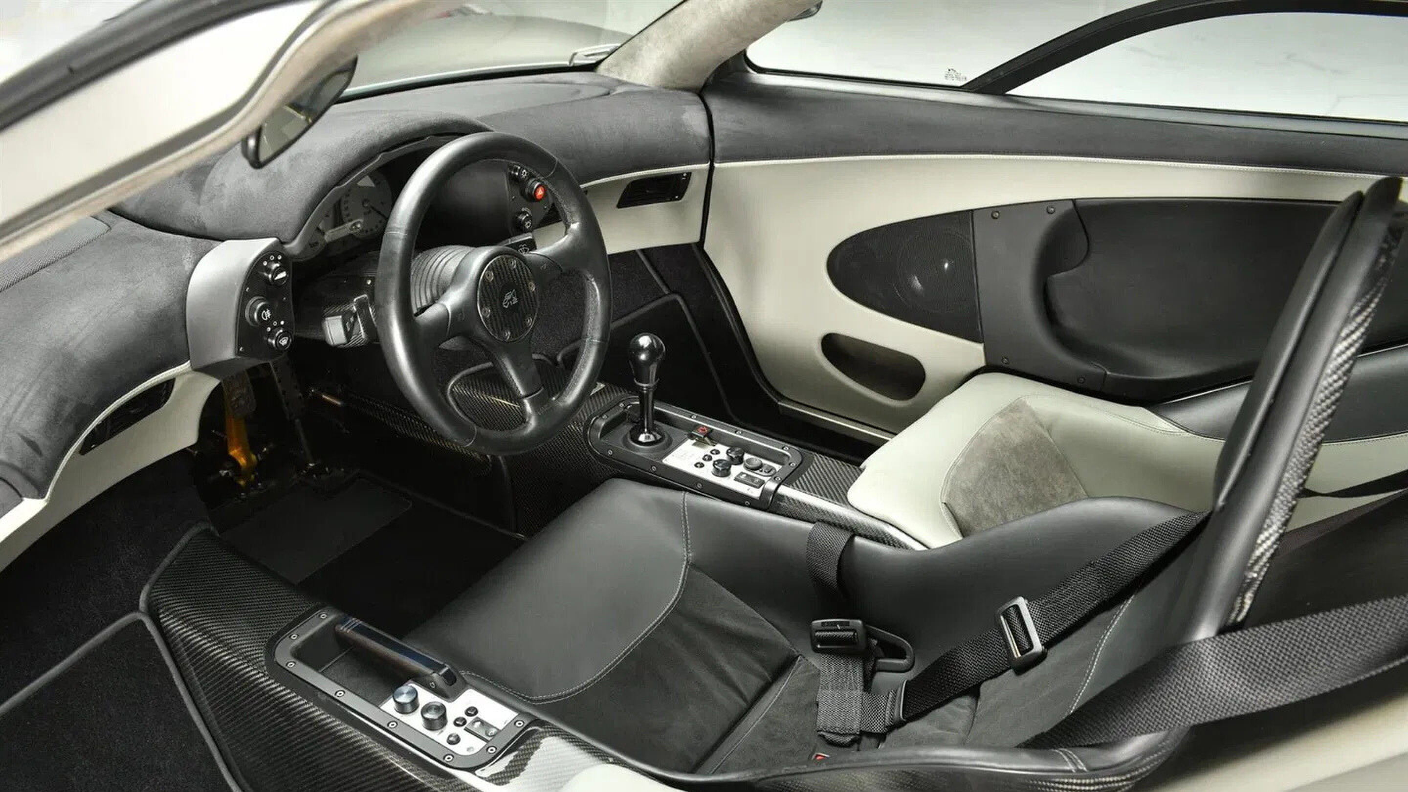 Het interieur van de McLaren F1 met chassisnummer 009