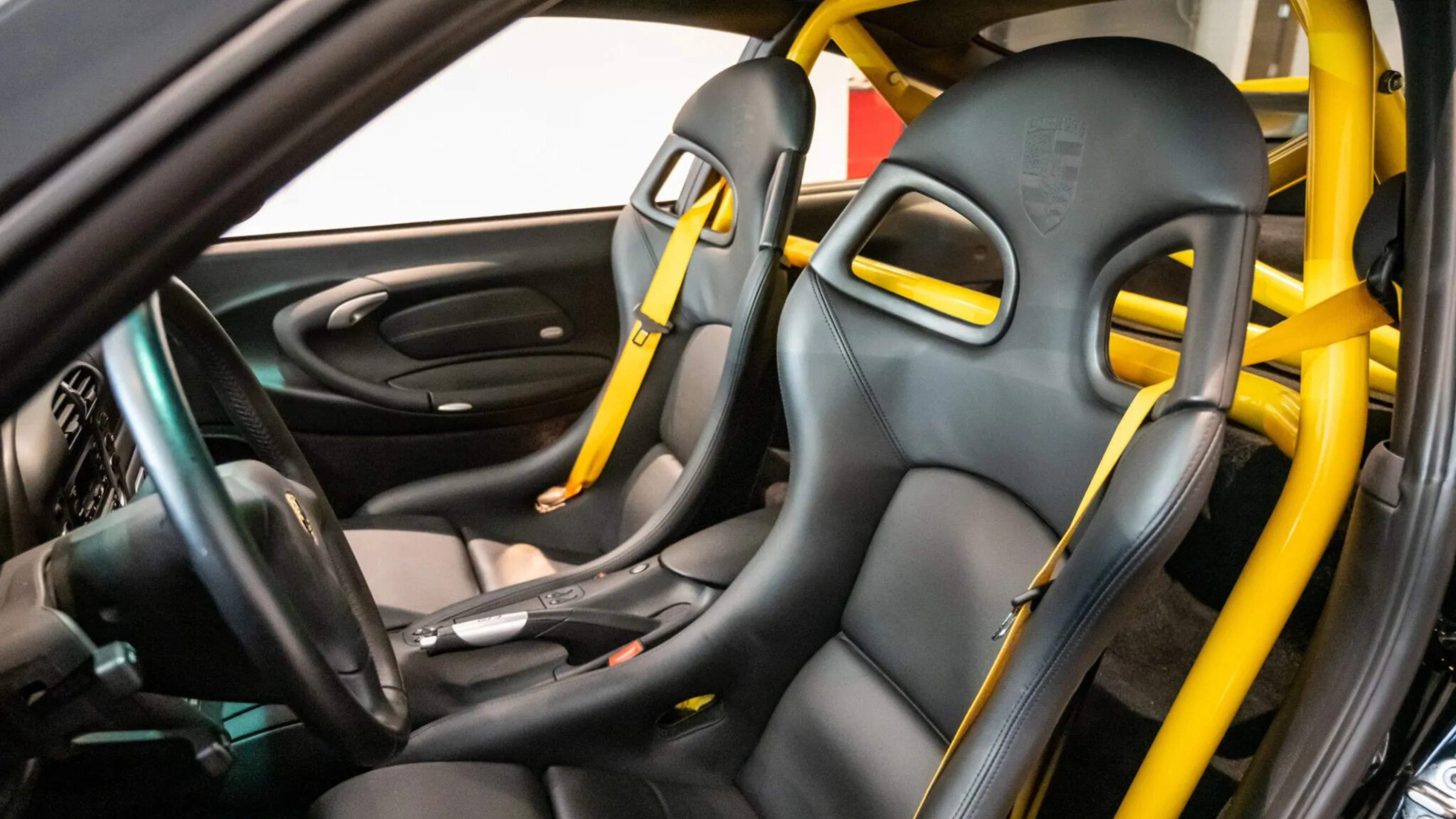 Het interieur van de Porsche 911 die naar de veiling ging