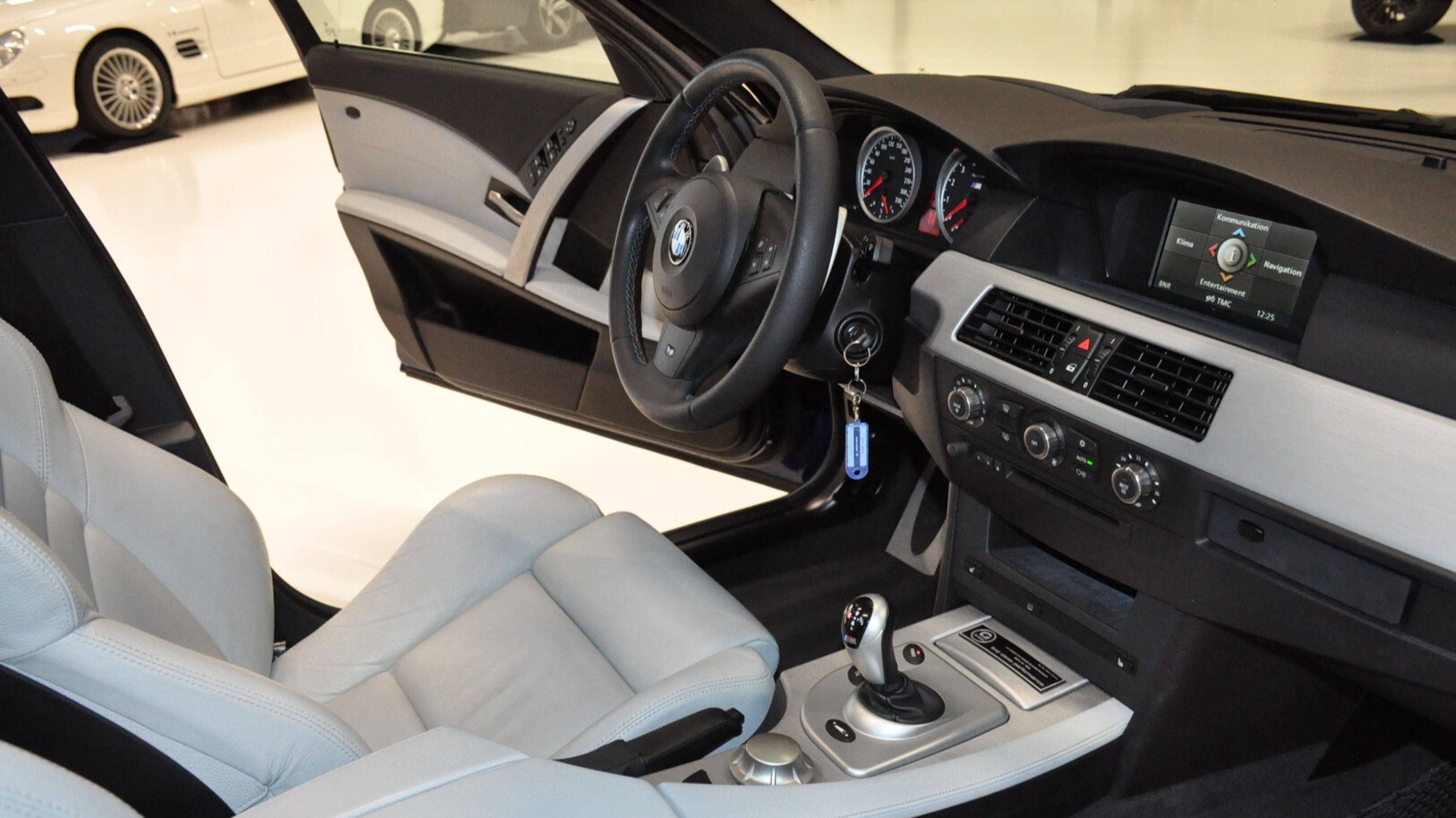 Het interieur van de BMW M5 op LPG