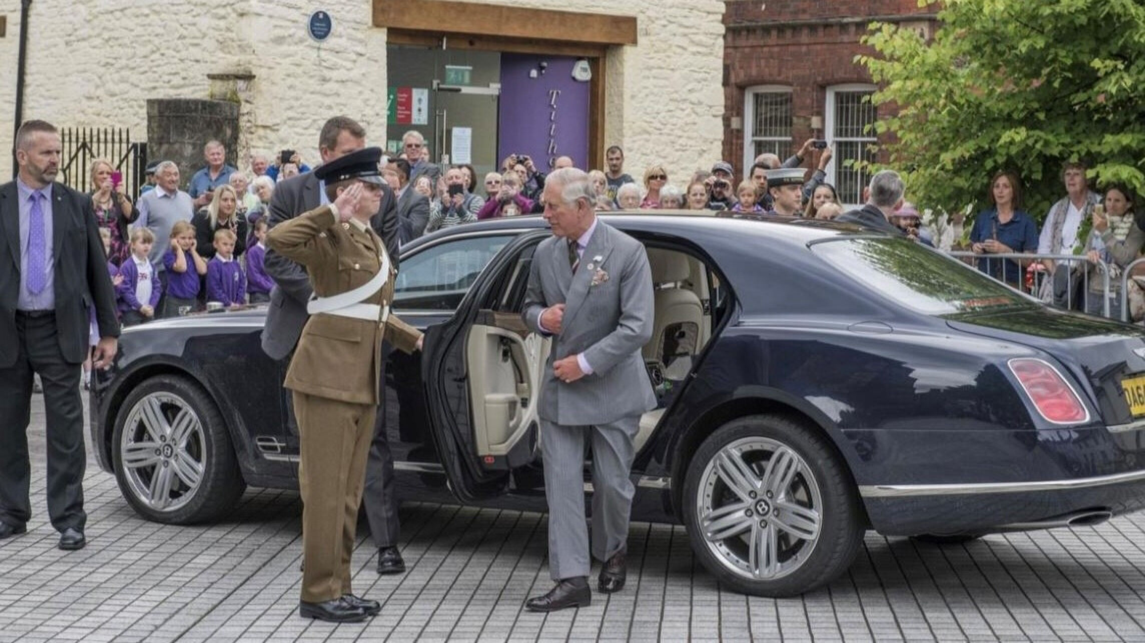 King Charles stapt uit zijn Bentley Mulsanne