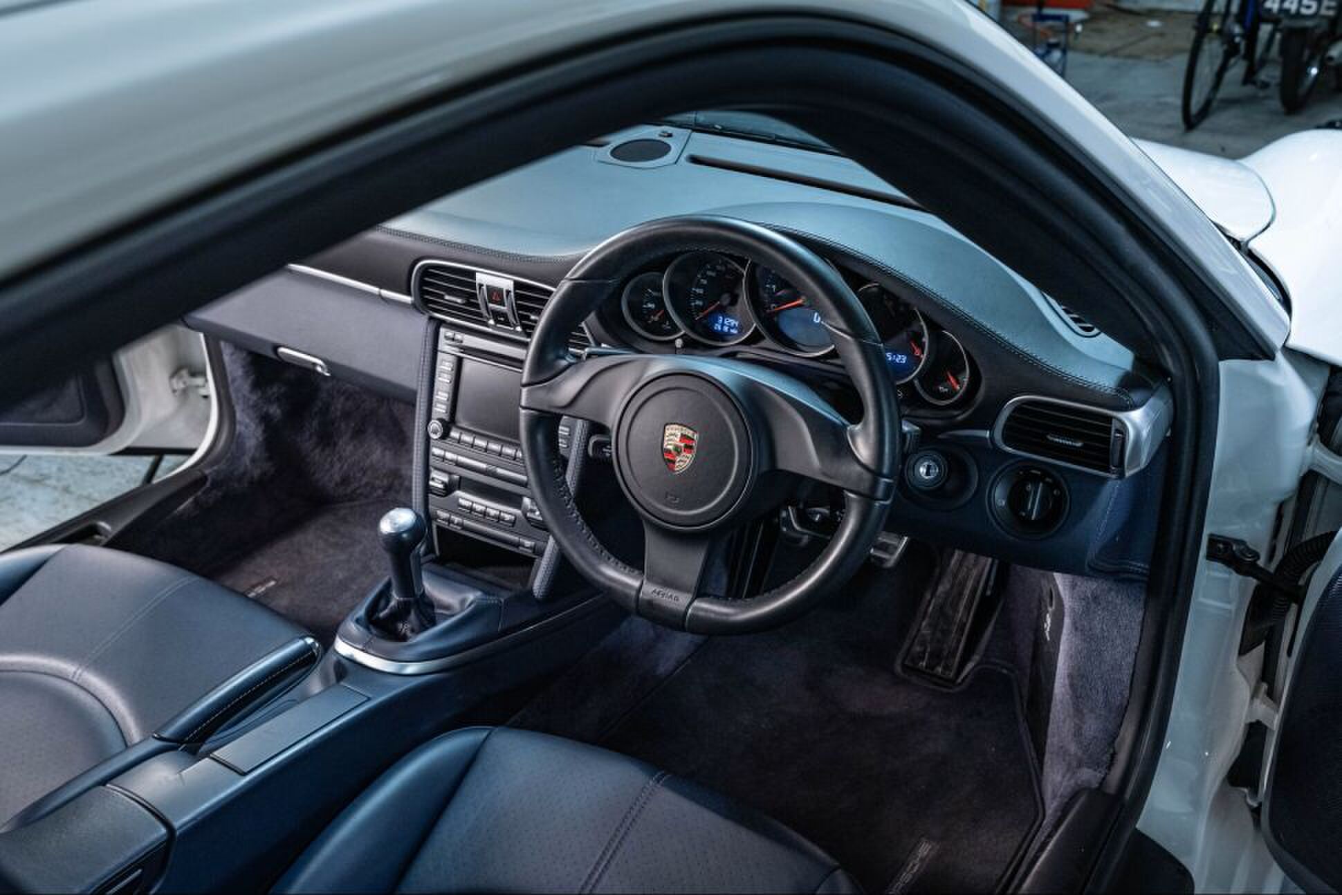 Het interieur van de Porsche 911 van James May