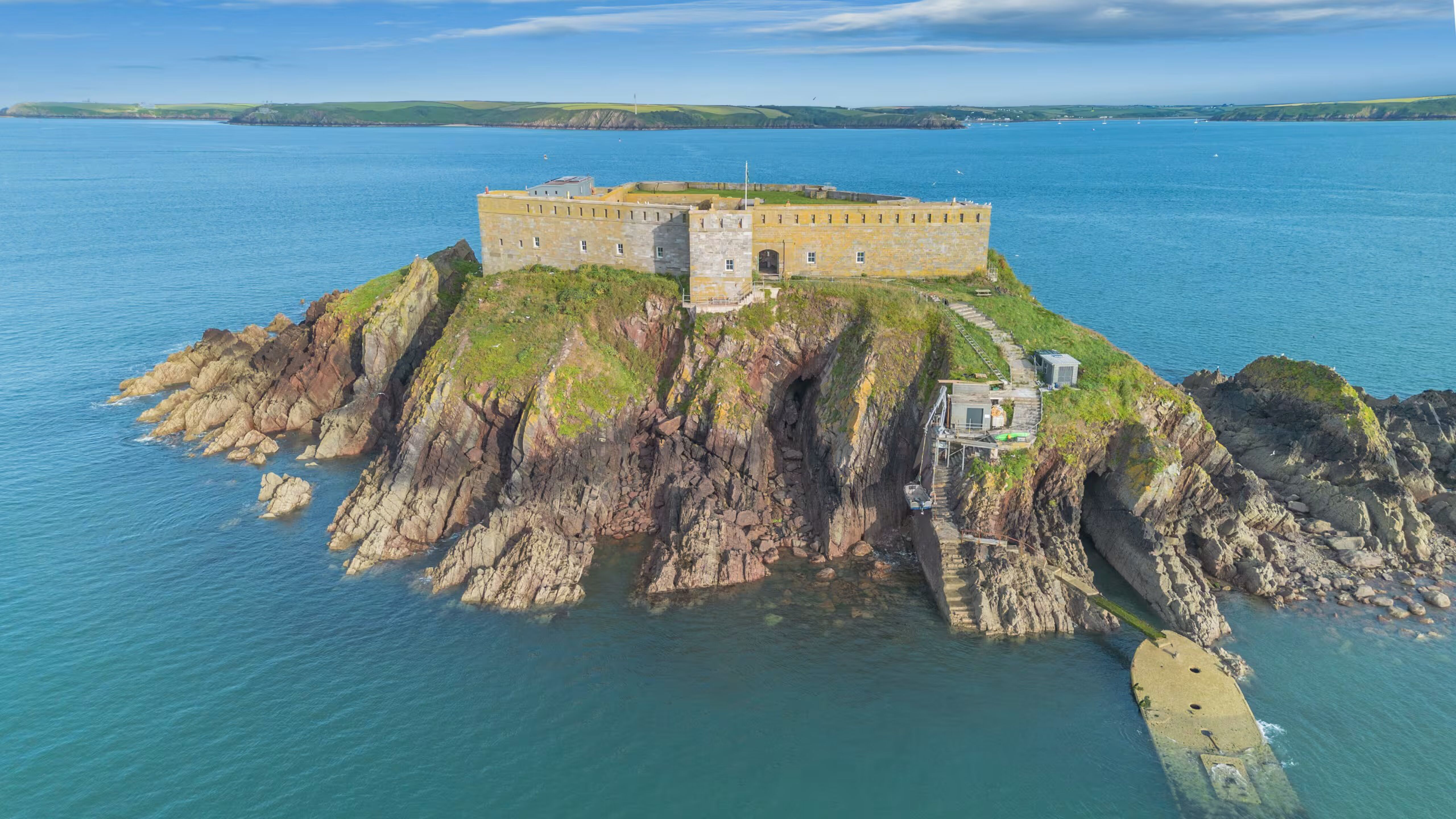 Techmiljardair tovert fort op voormalig militair eiland om tot familiehuis