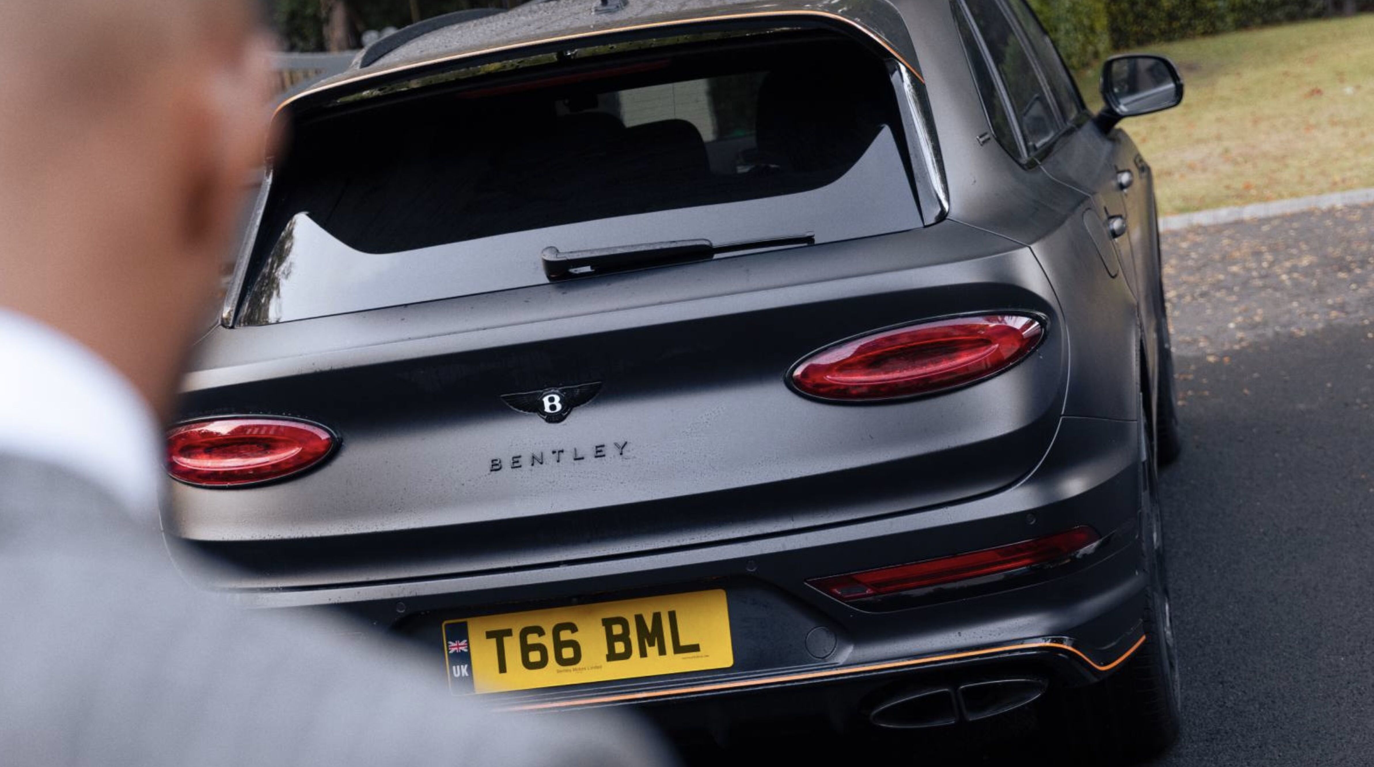 Cody Gakpo in zijn Bentley Bentayga