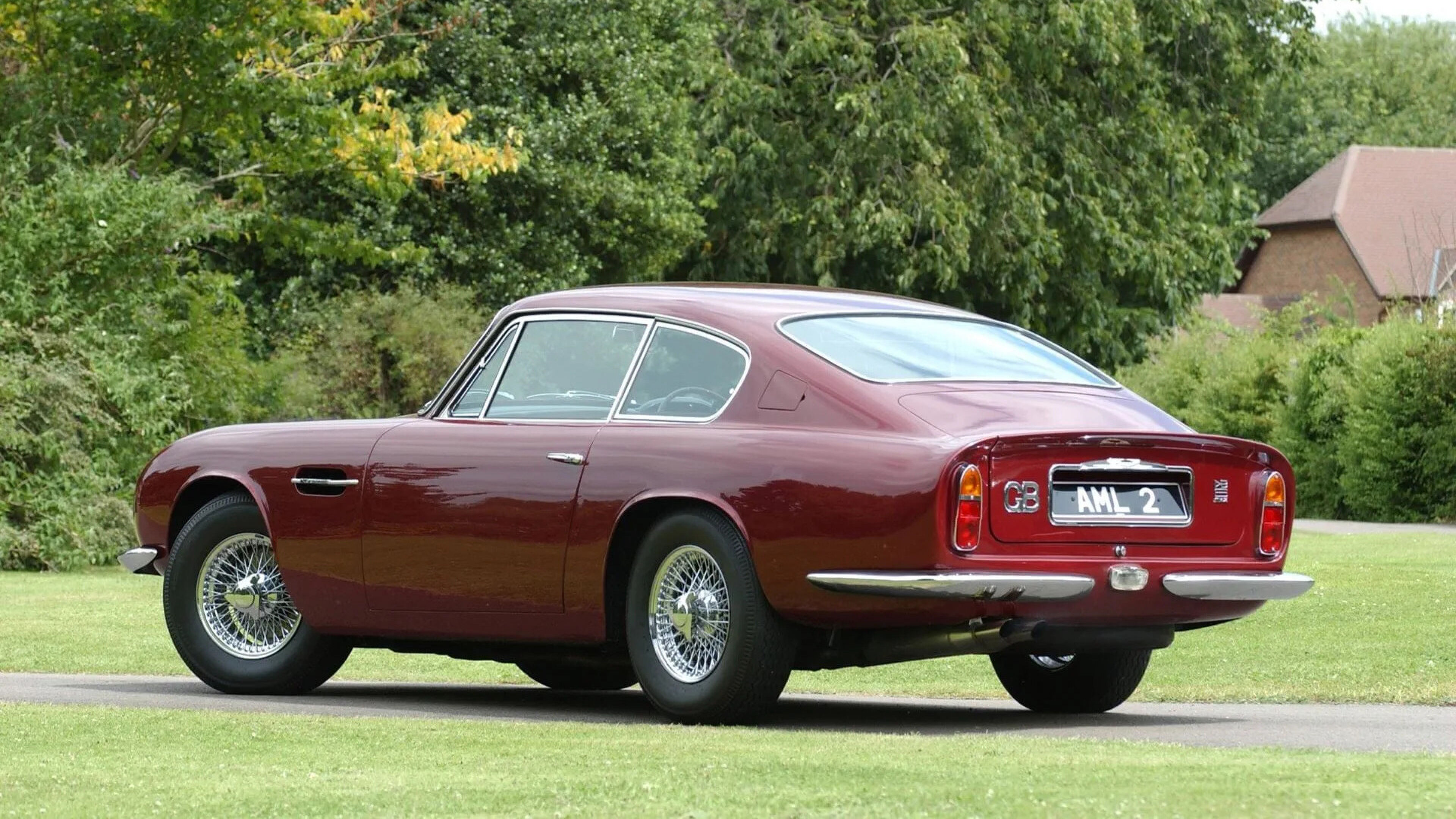 De Aston Martin DB6 Volante Series II van King Charles