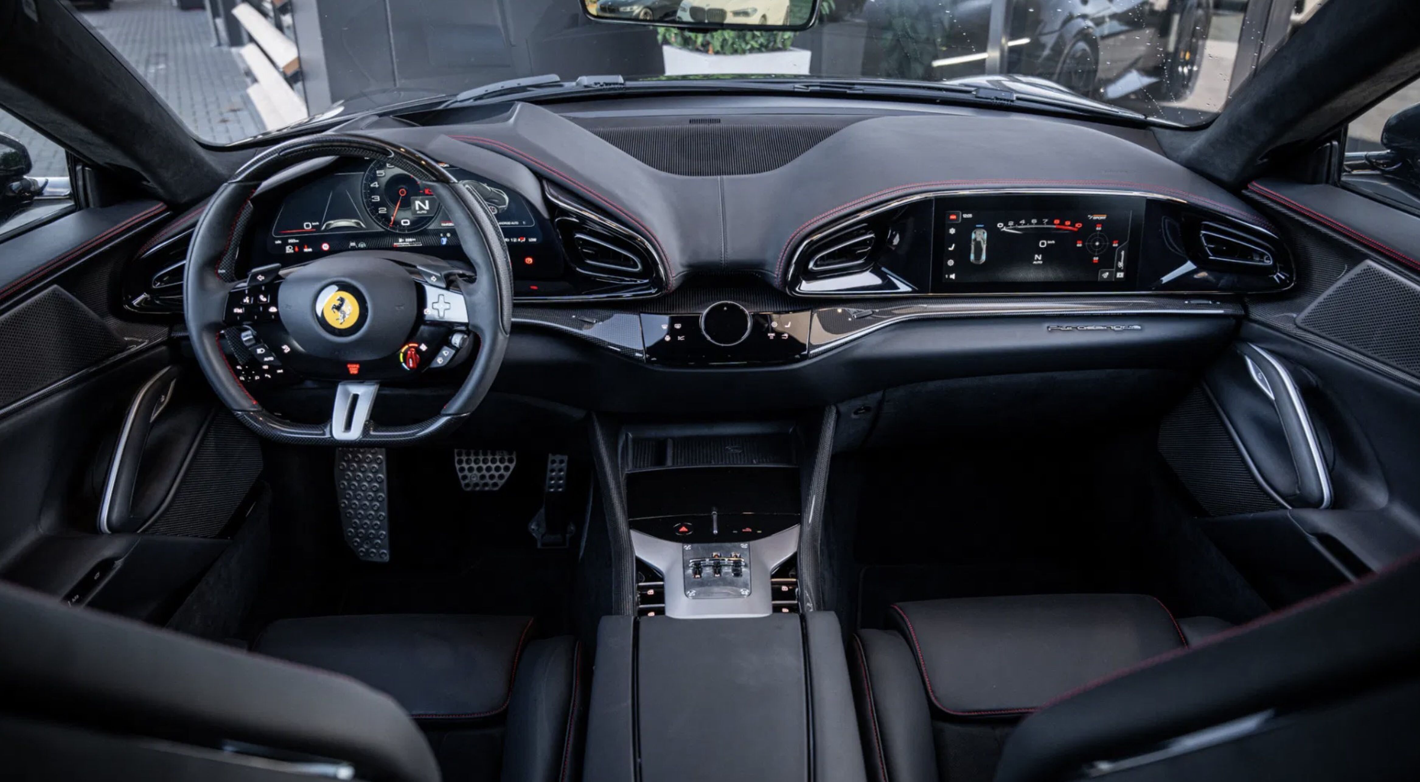 Het interieur van de door Novitec onder handen genomen Ferrari Purosangue op Marktplaats
