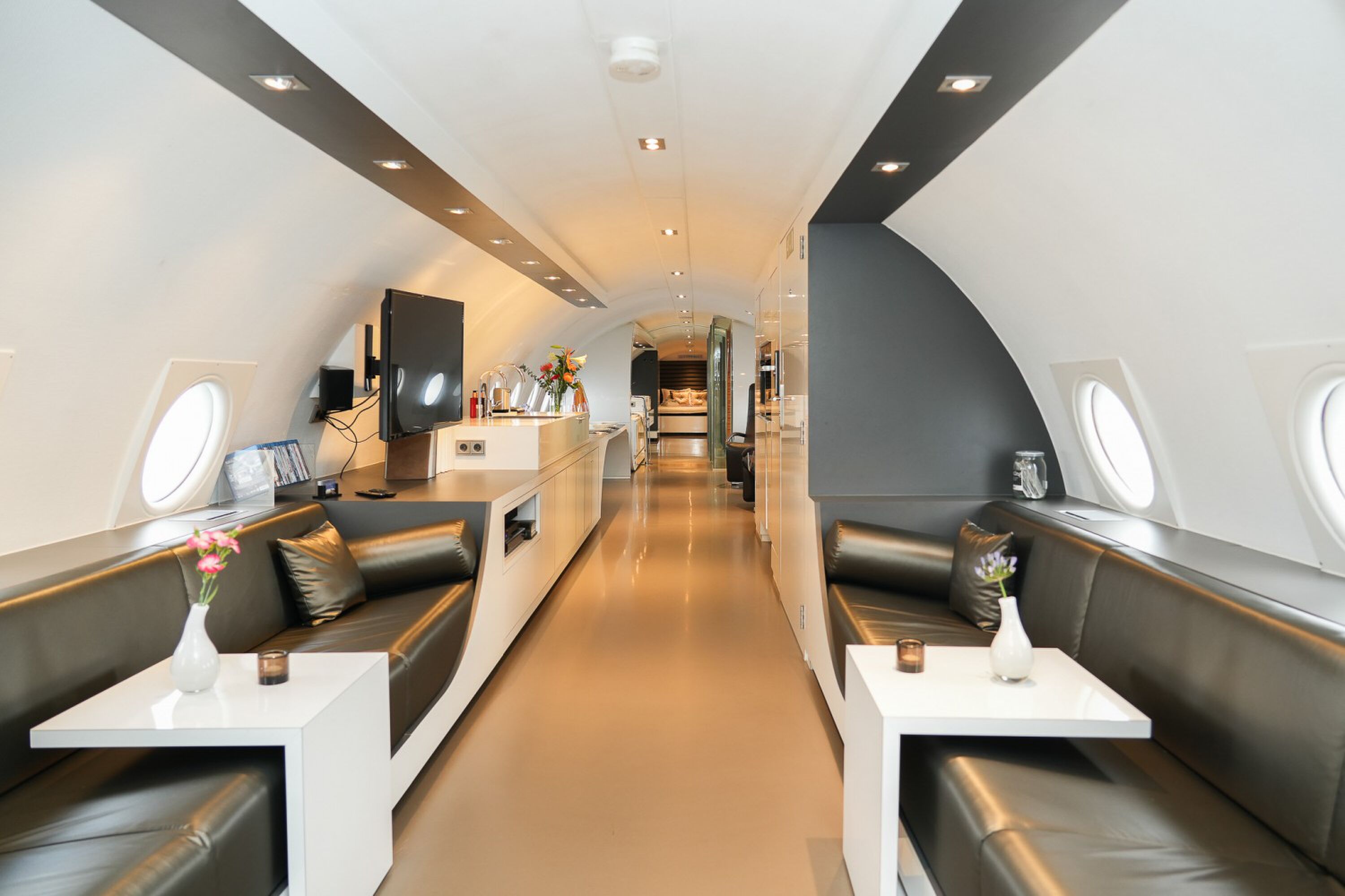 Het tot woning getransformeerde vliegtuig op Teuge Airport