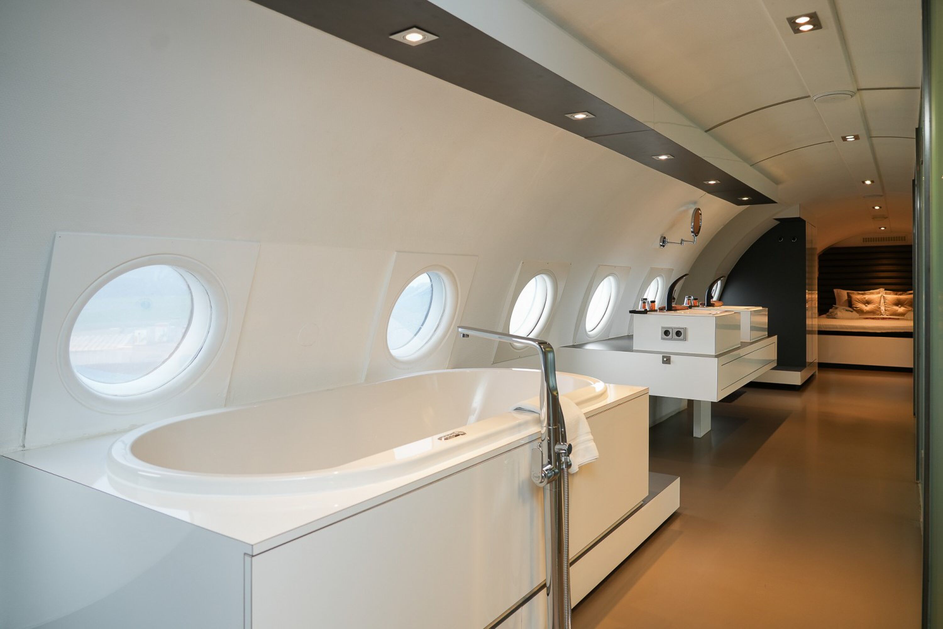 Het tot woning getransformeerde vliegtuig op Teuge Airport