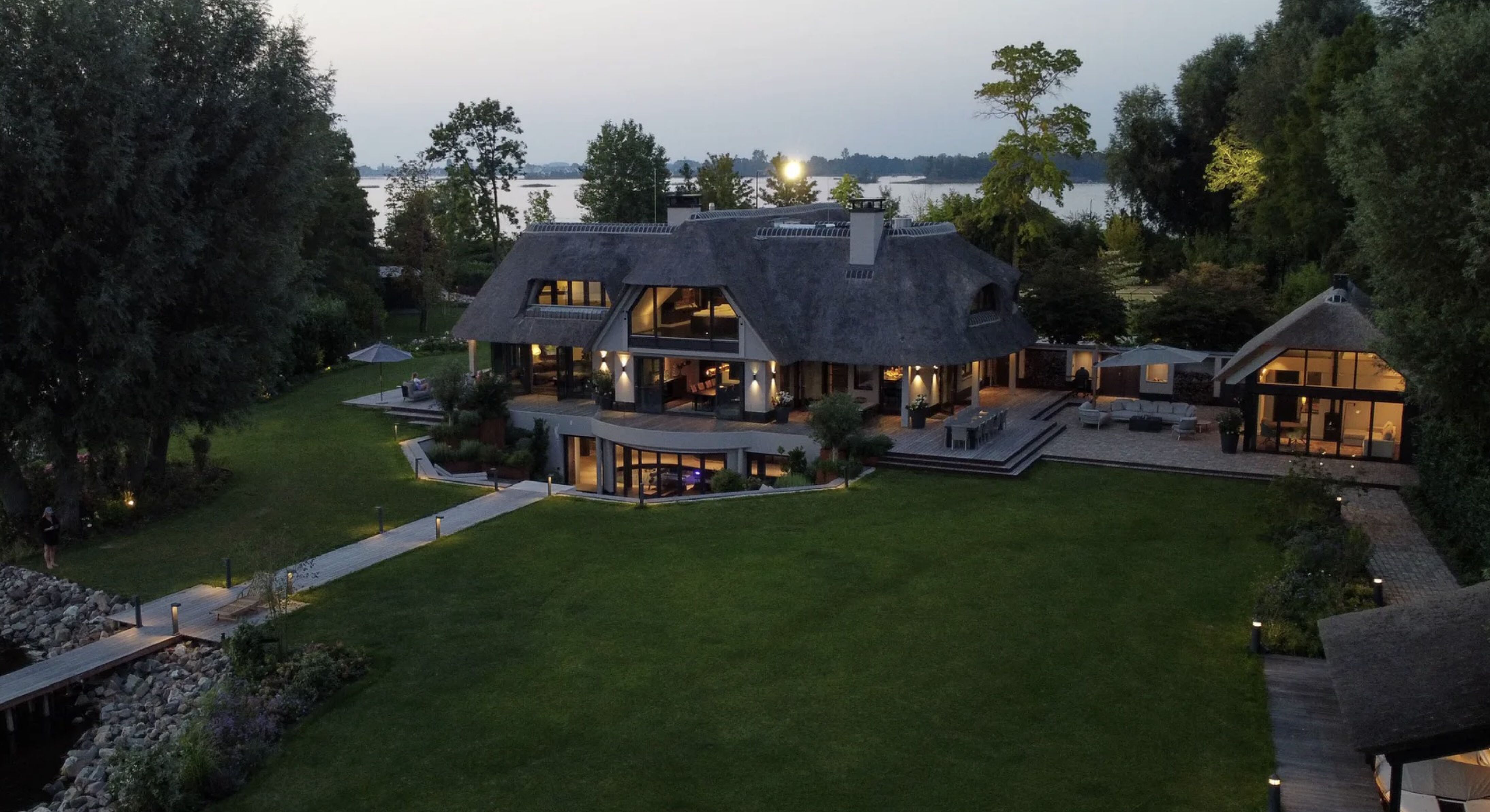 Eigenaar van Loosdrechtse megavilla uit Netflix-serie 'Amsterdam Empire' eist ruim € 20 miljoen na m