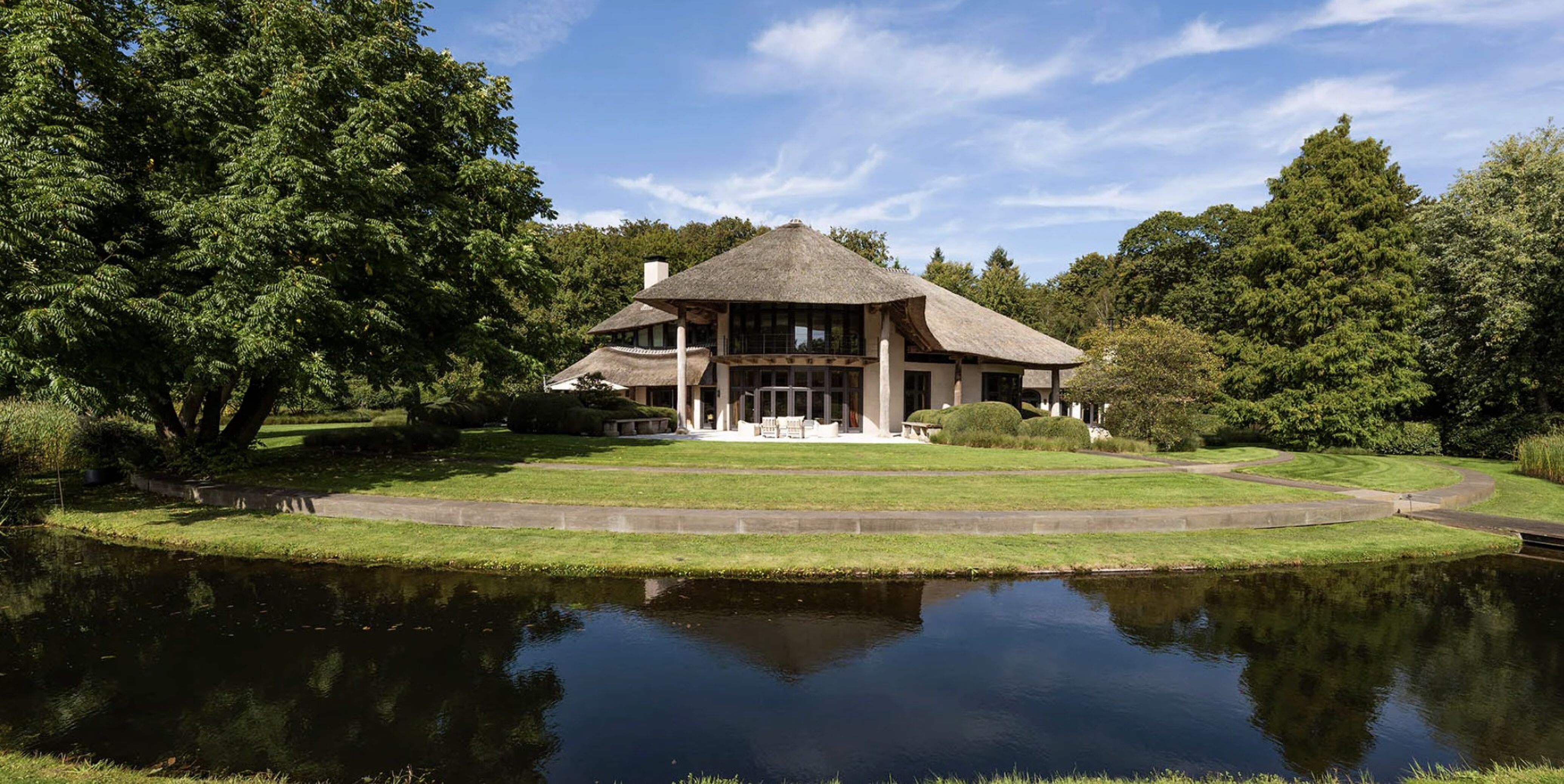 Telfort-miljonair krijgt Utrechtse villa al acht jaar niet verkocht, en dus geeft hij in totaal ruim