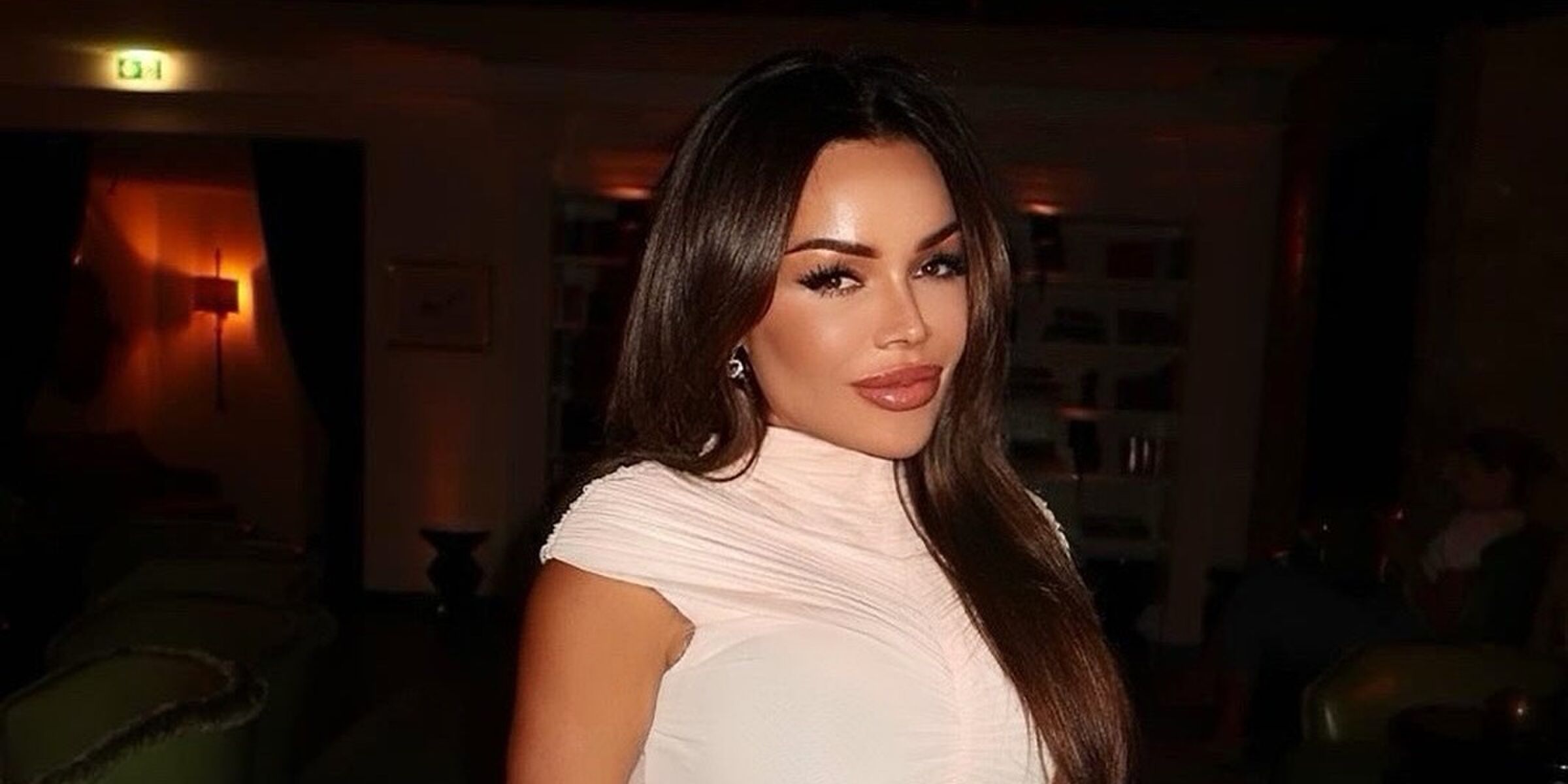 Amanda Balk, partner van multimiljonair Edward Hollander, draagt armbanden van zeven ton