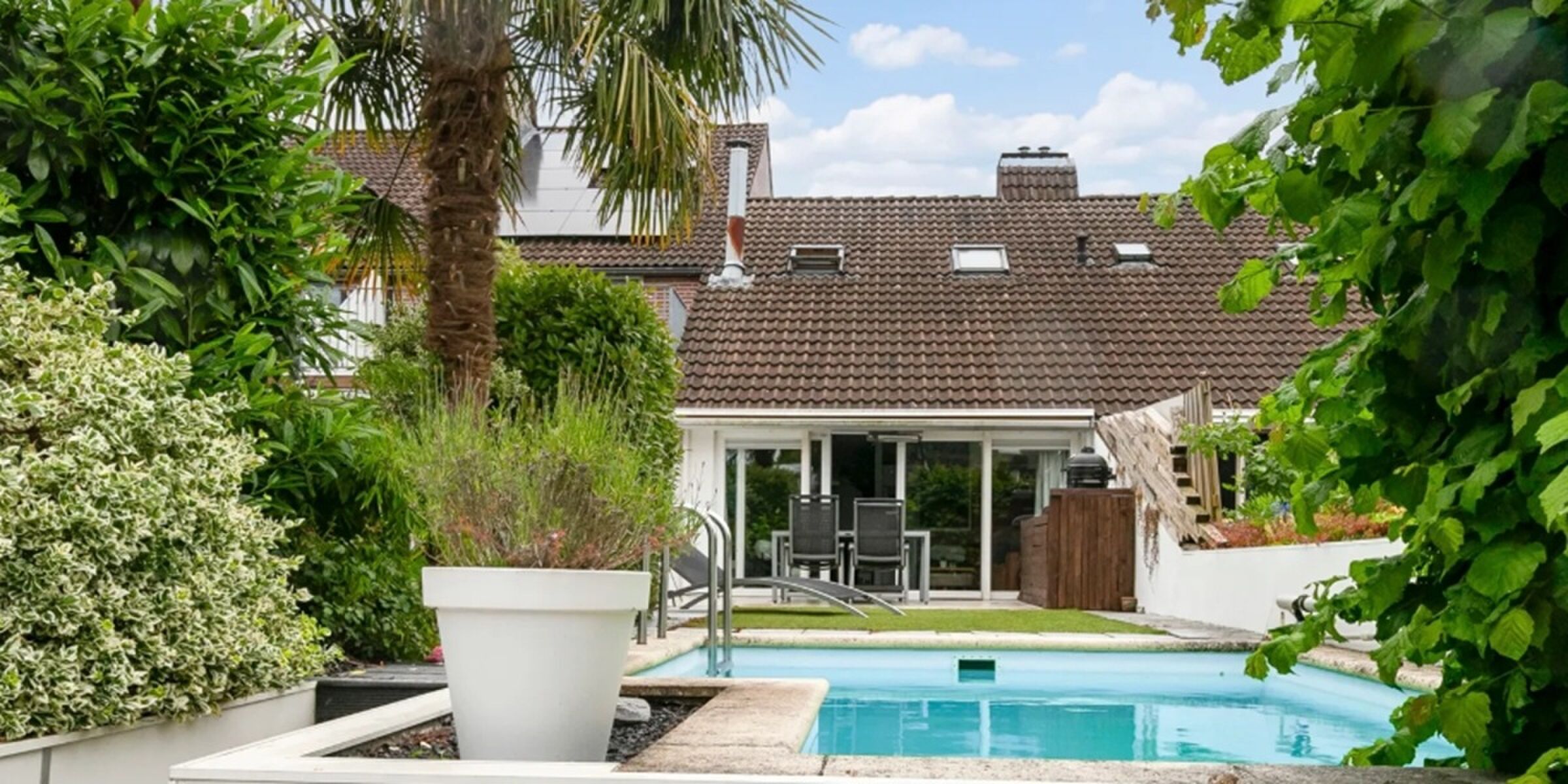 Deze Funda-woning kost slechts € 385.000, maar daar krijgt u wel een zwembad en royale vlonder voor 