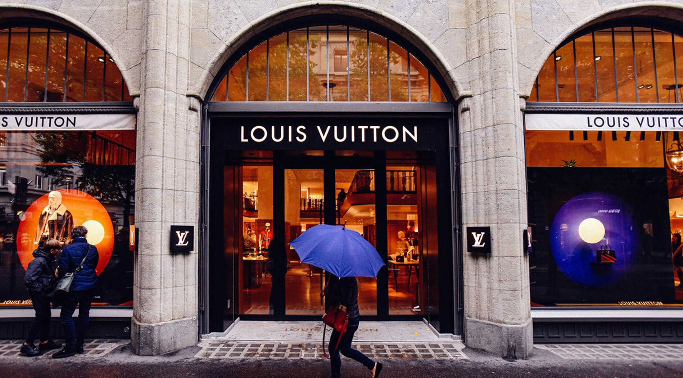 De gevel van een winkel van Louis Vuitton
