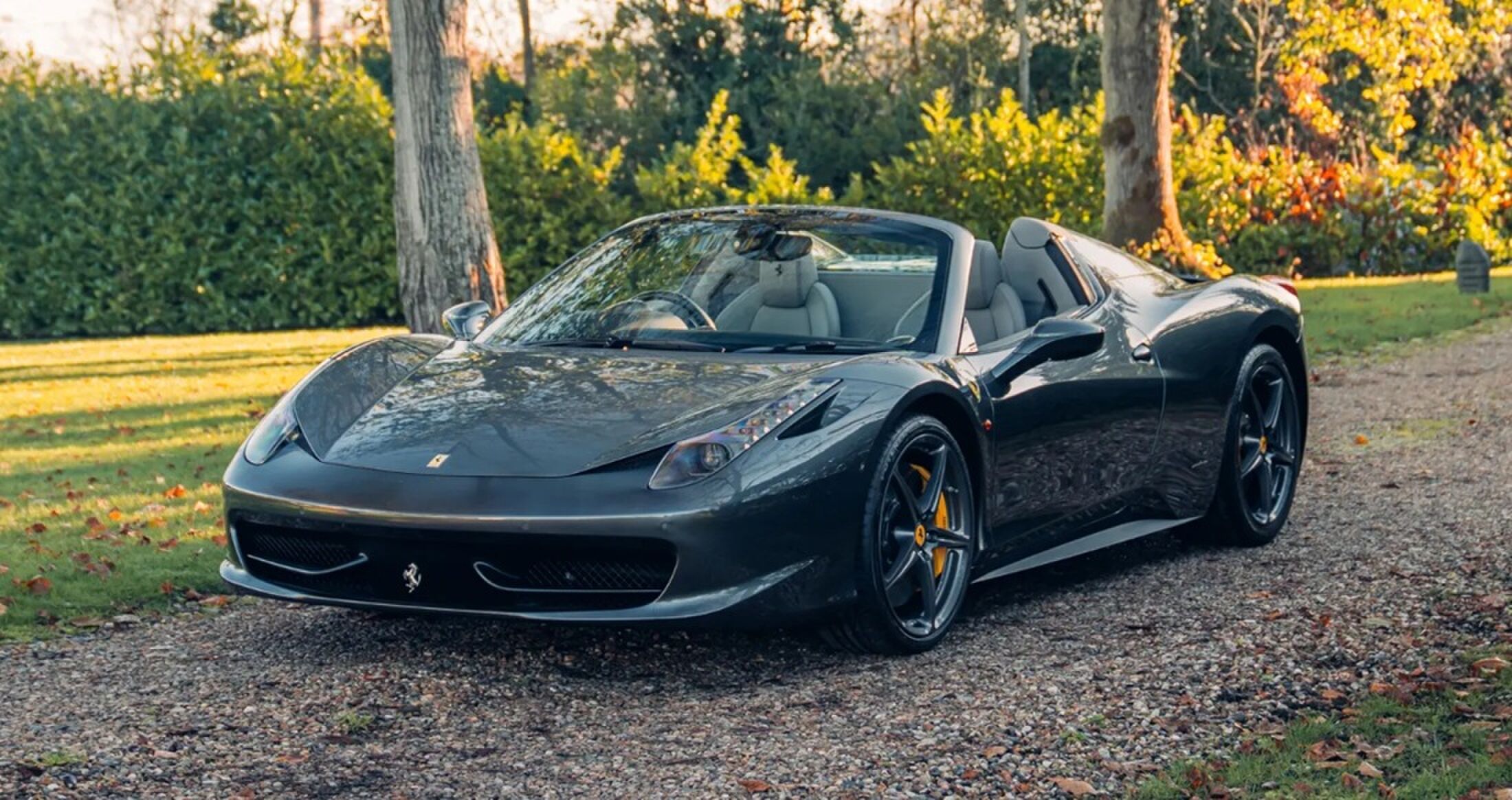 De wagen waar Ferrari-personeel in reed