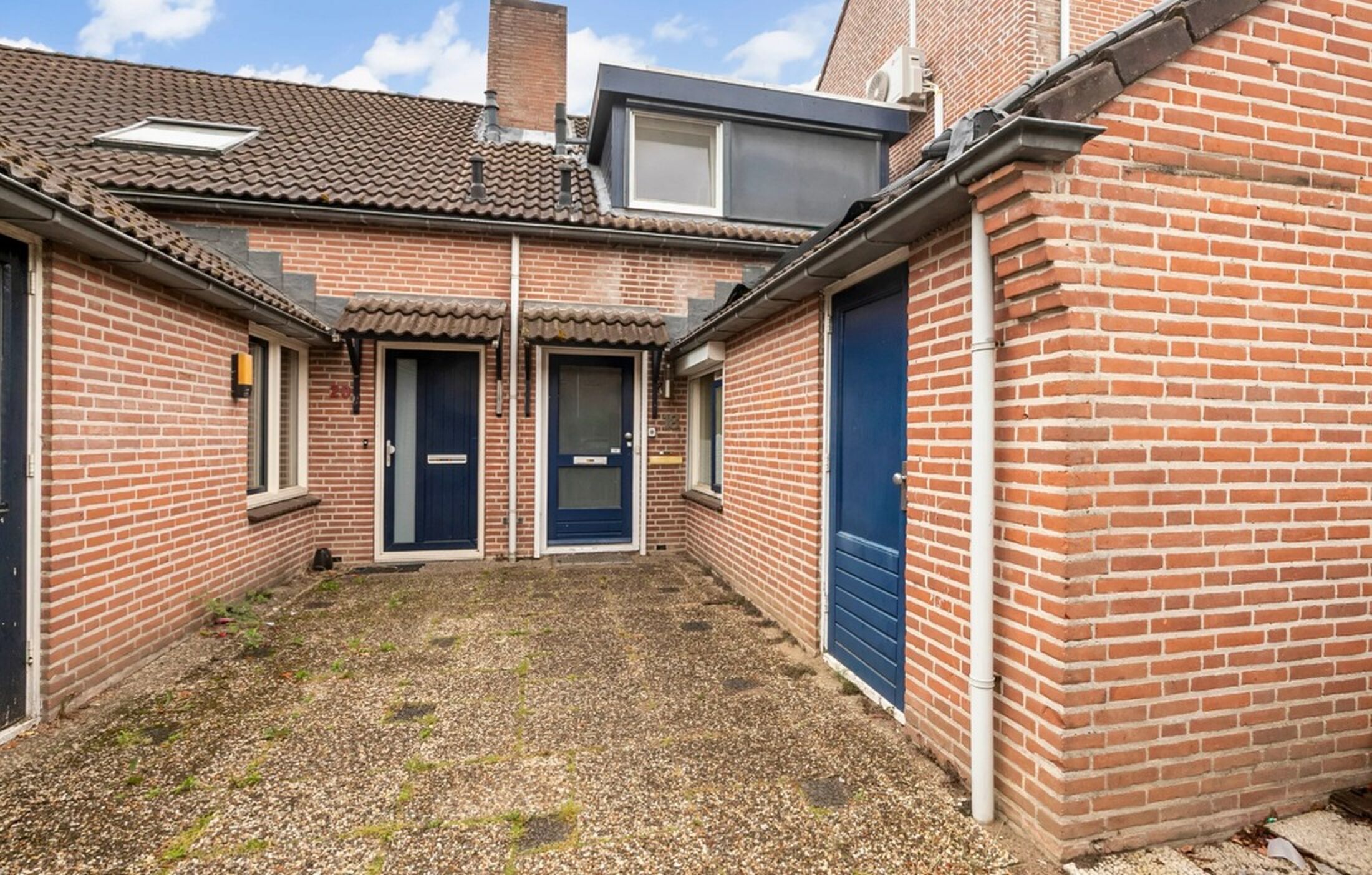 De voorzijde van de Funda-woning met zwembad