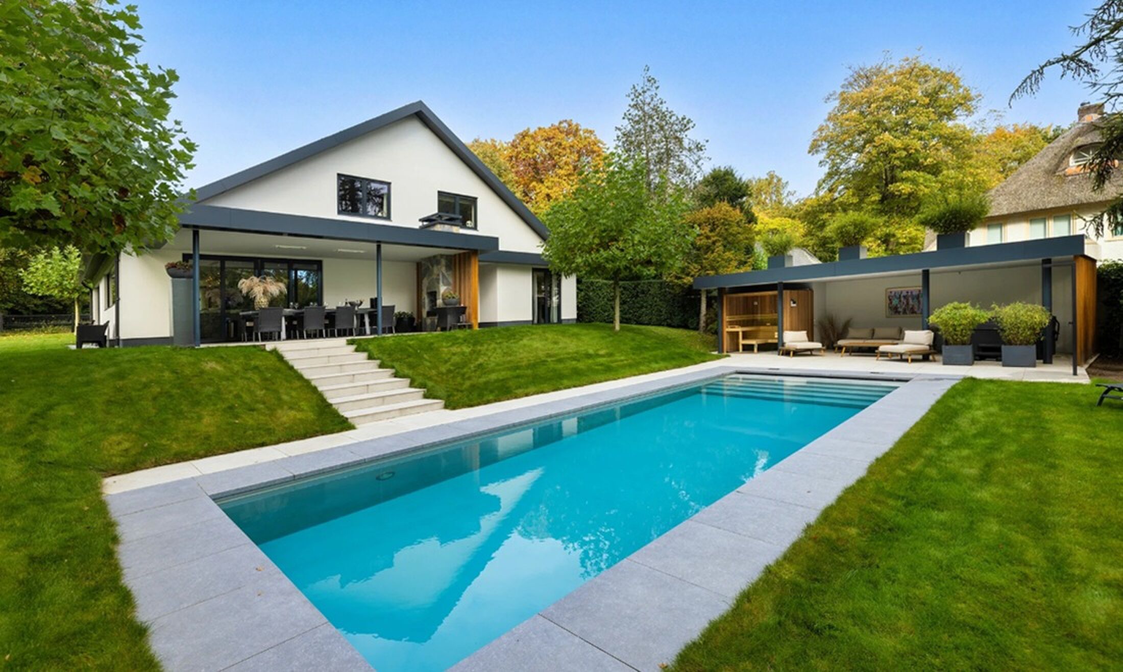 De achtertuin van de villa in het Gooi