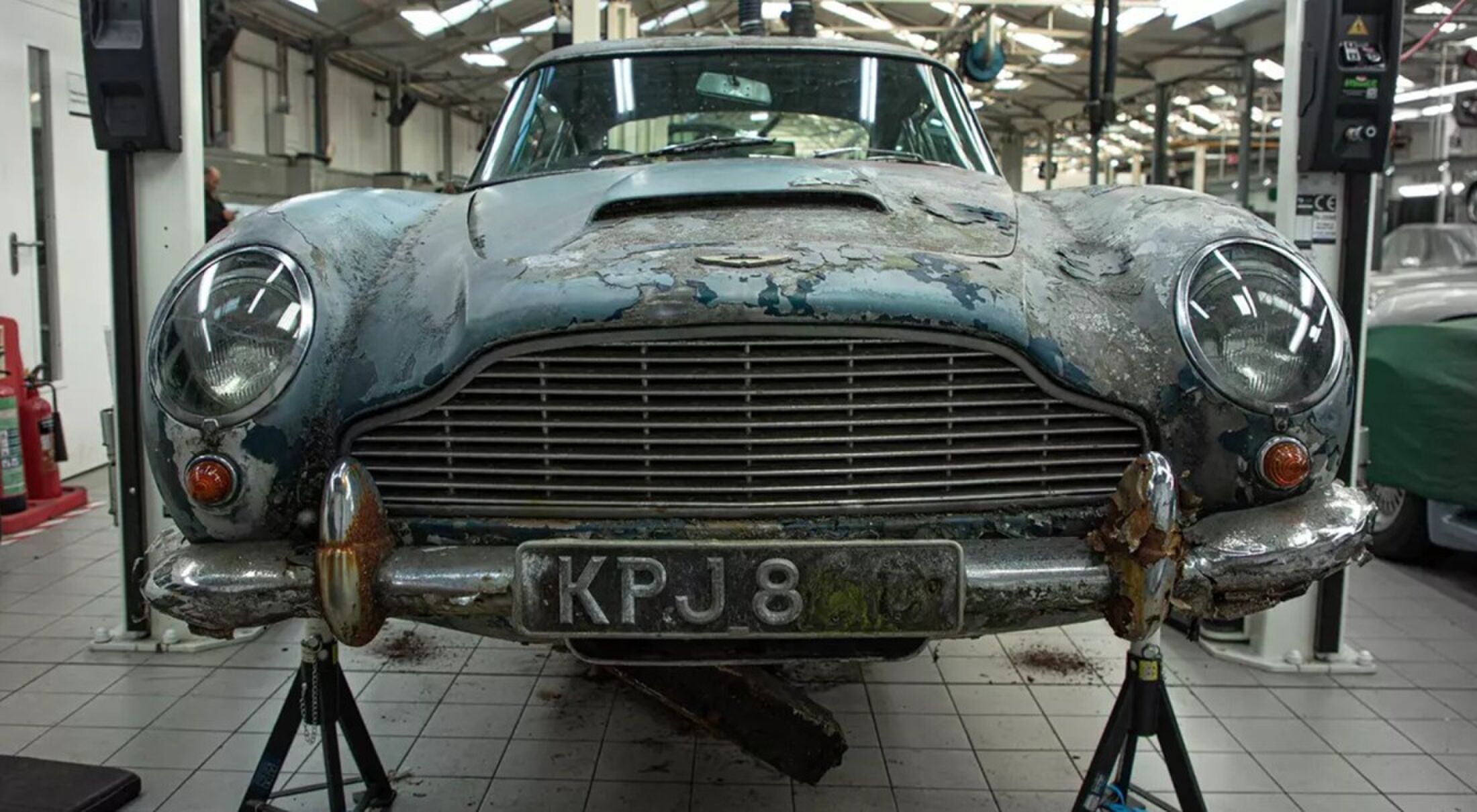 De Aston Martin DB5 v&oacute;&oacute;r de restauratie