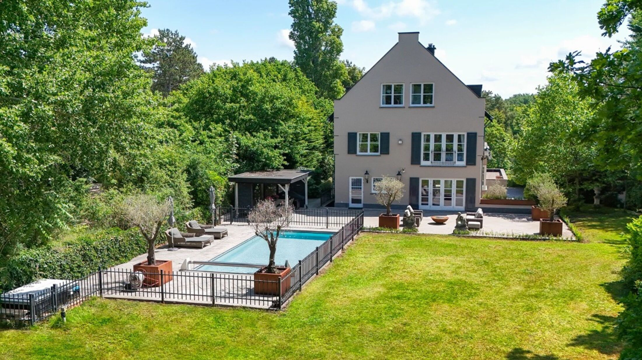 De achtertuin van de villa in Wassenaar