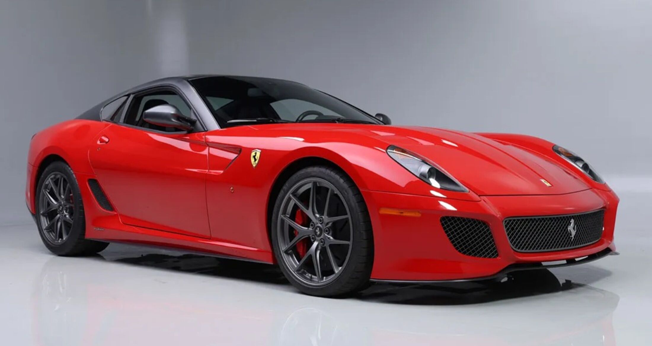 De voorzijde van de Ferrari 599 GTO