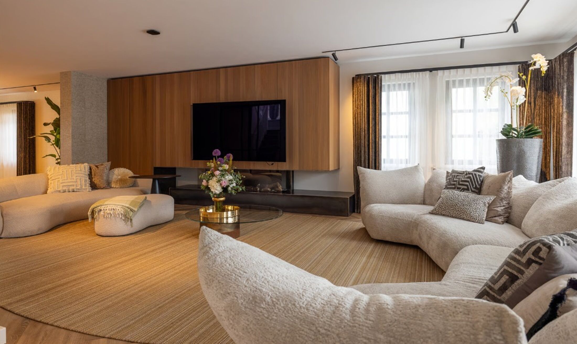 De luxe woonkamer met een moderne inrichting