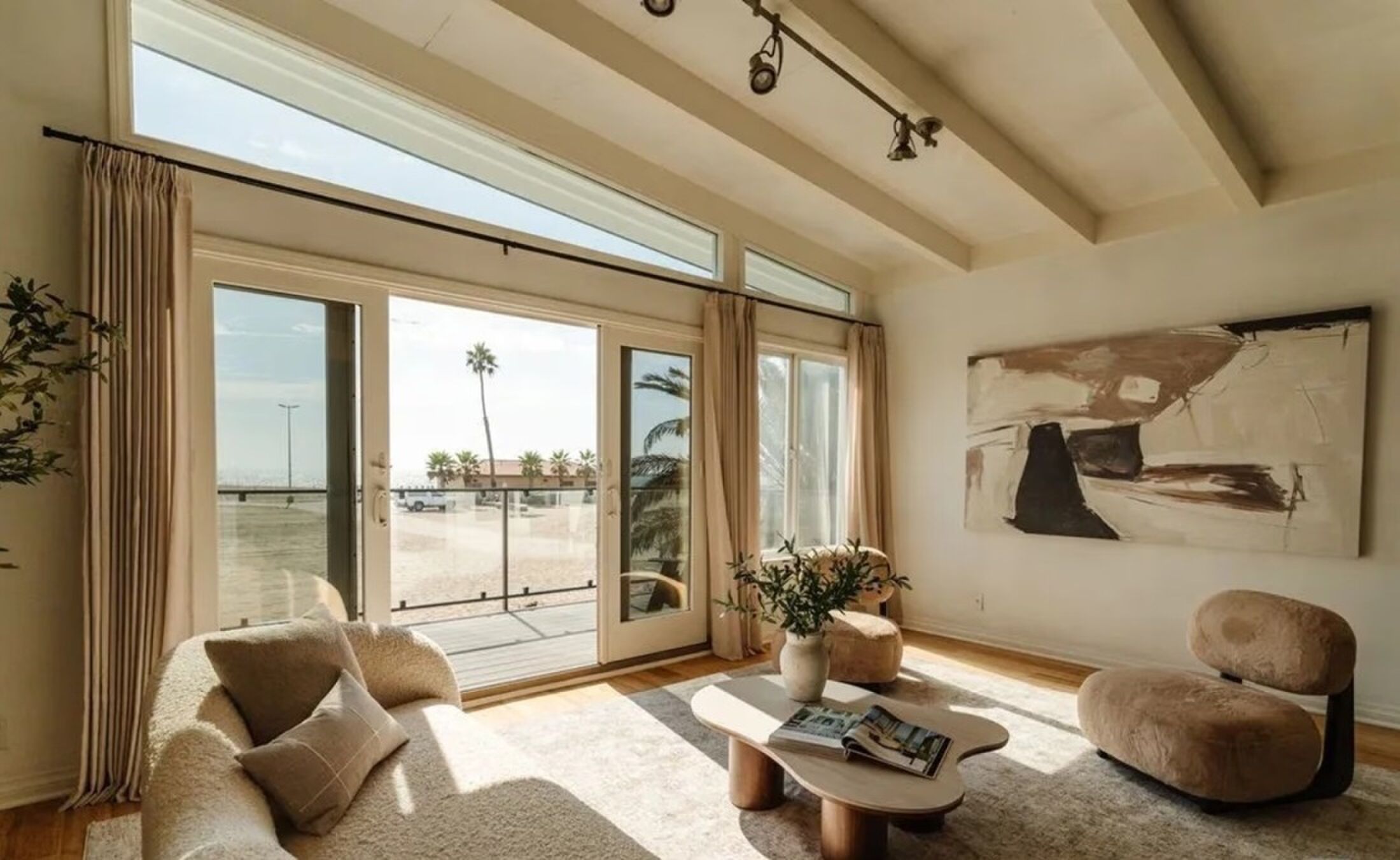 De binnenzijde van de villa van Jeanie Buss