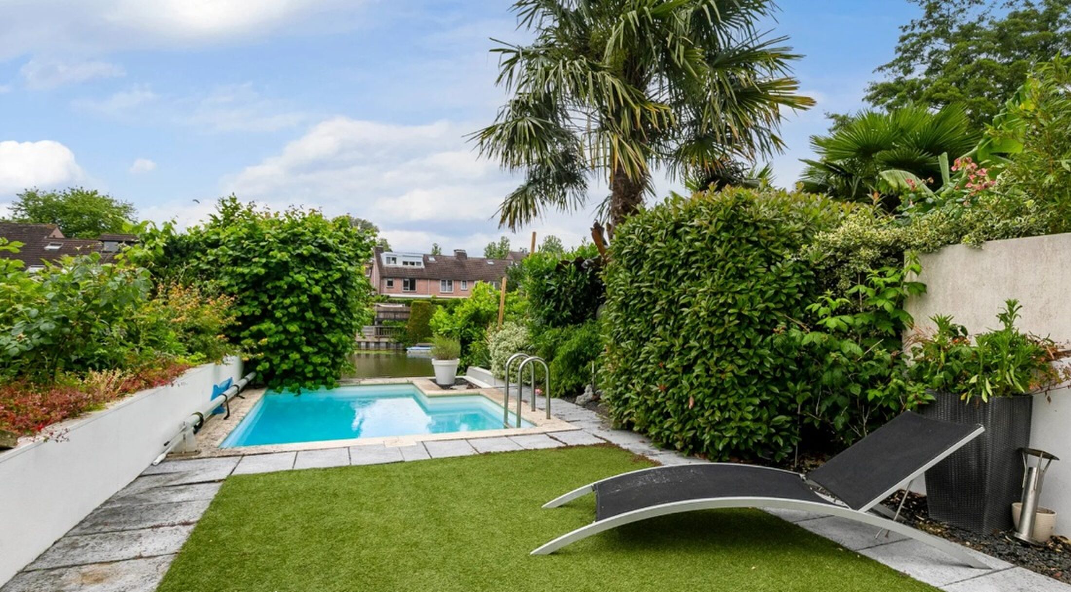 Het zwembad dat bij de Funda-woning hoort