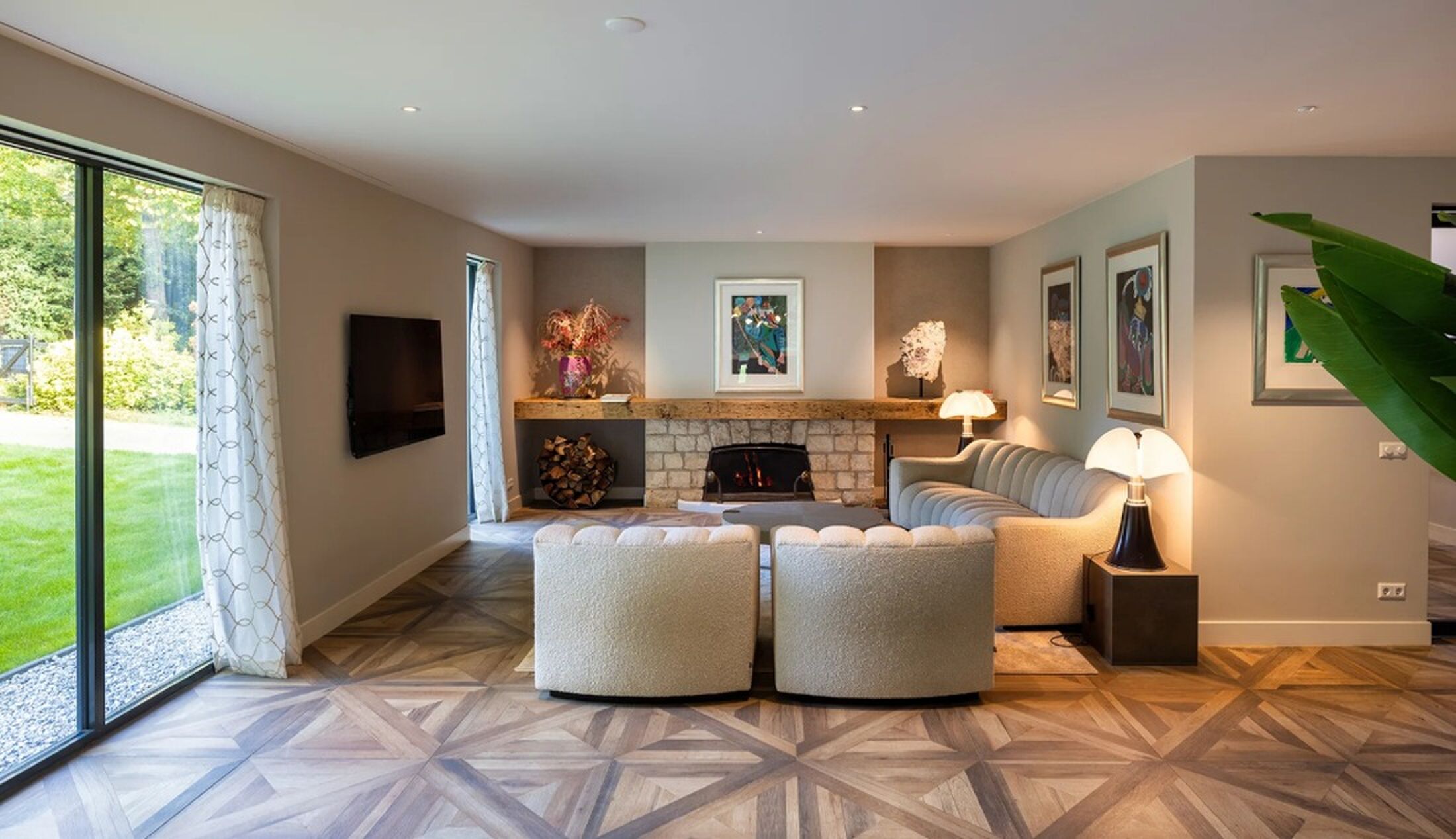 De woonkamer met uitzicht op de tuin