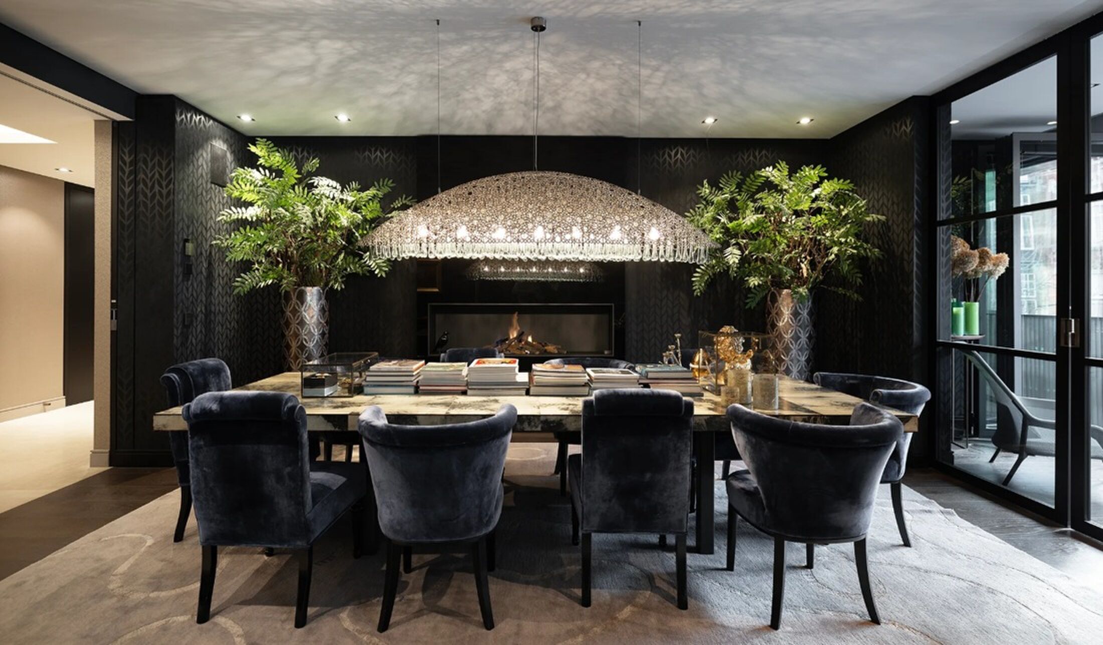 De eetkamer met op maat gemaakte kast