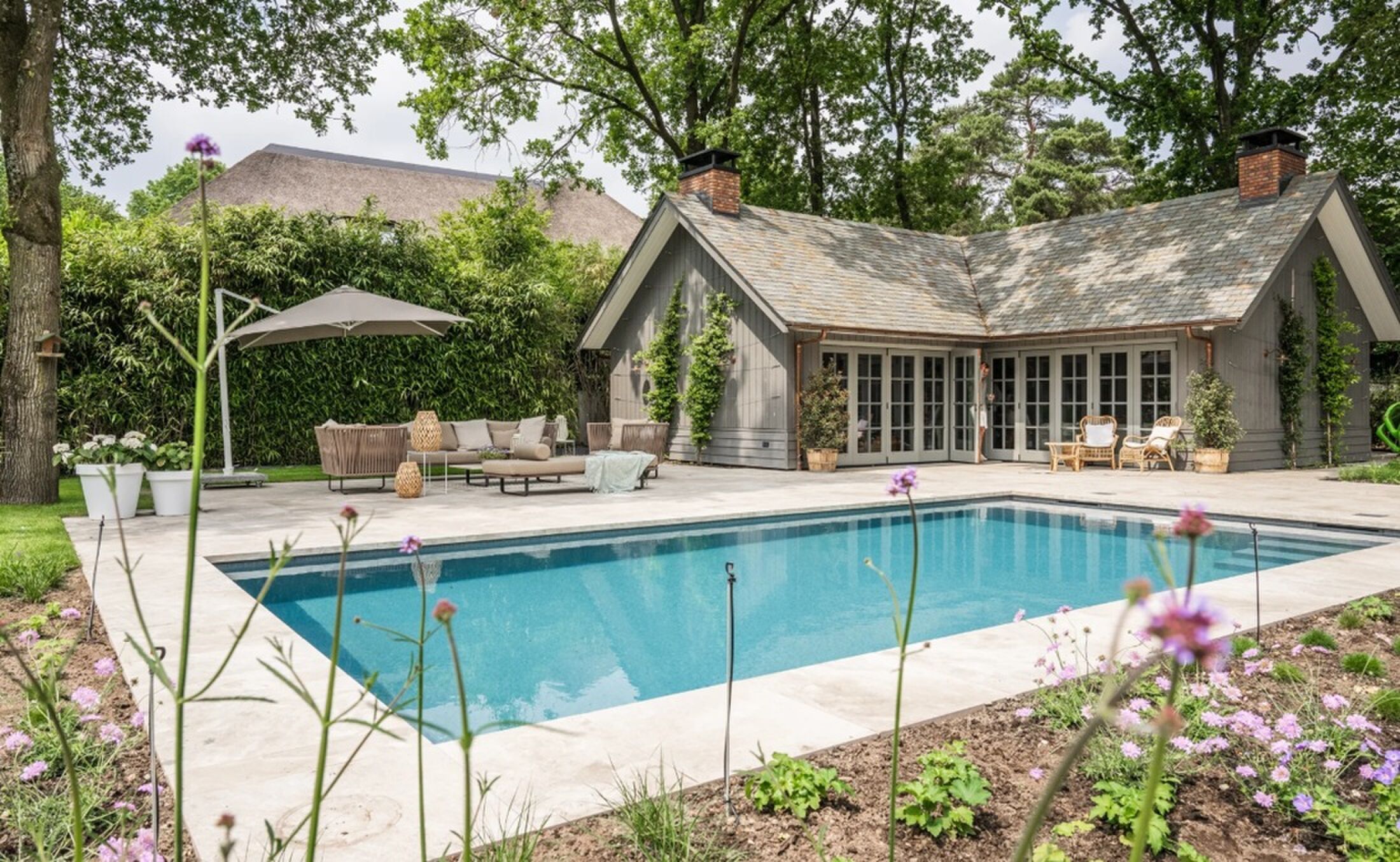 Het zwembad in de tuin van de Blaricumse villa