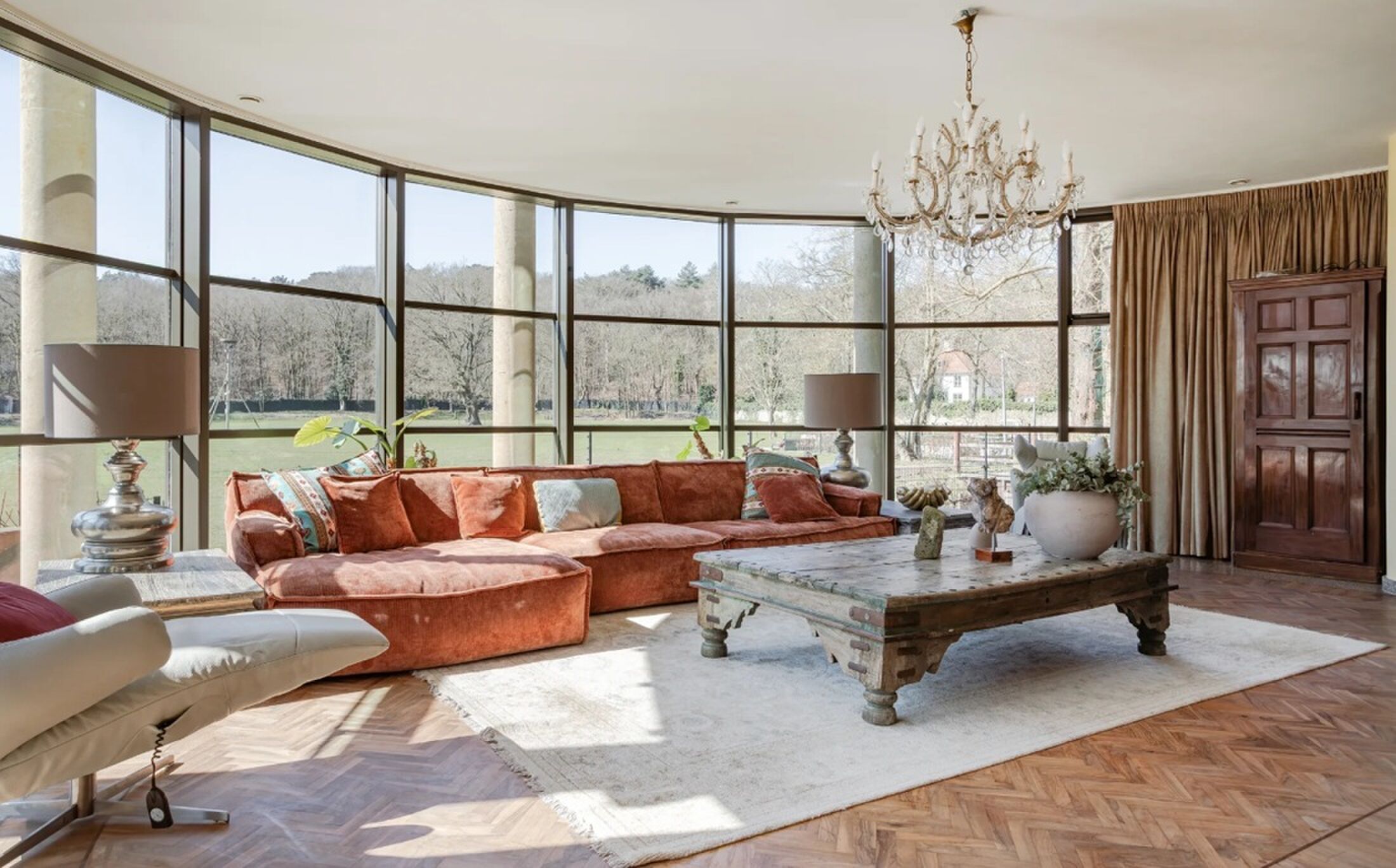 De woonkamer van de droomvilla in Schoorl