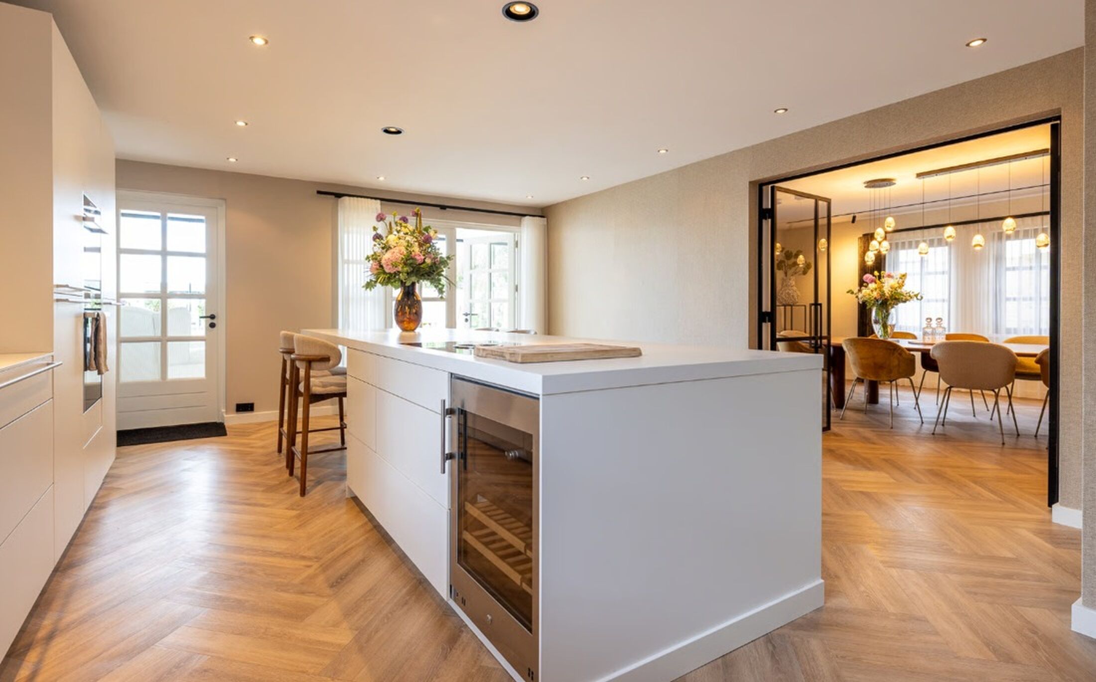 De strakke woonkeuken met toegang tot de eetkamer