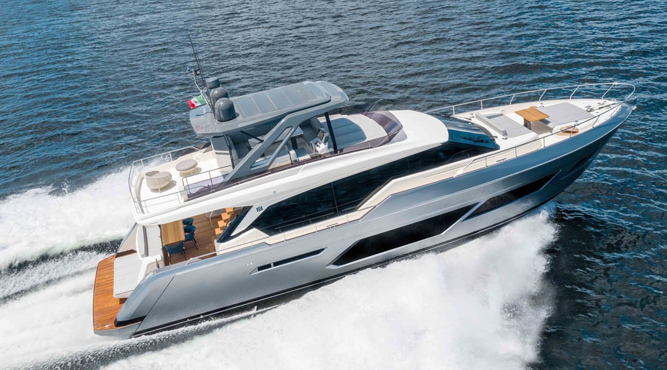 Het nieuwe Ferretti-jacht op zee