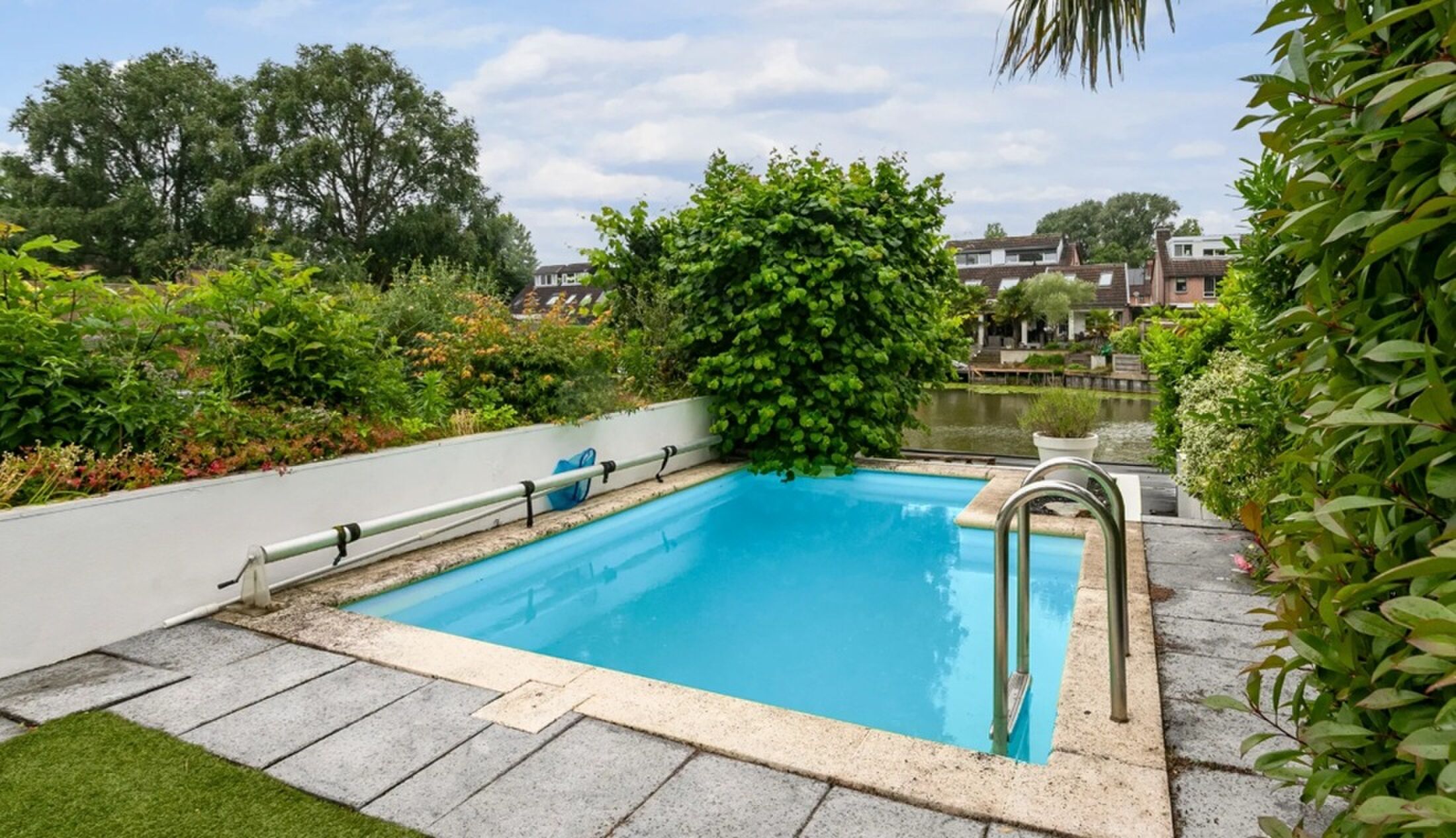 Het zwembad in de achtertuin