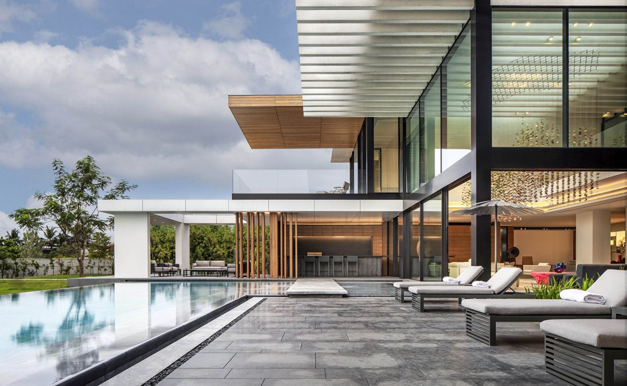 De buitenruimte van de villa in Ivoorkust