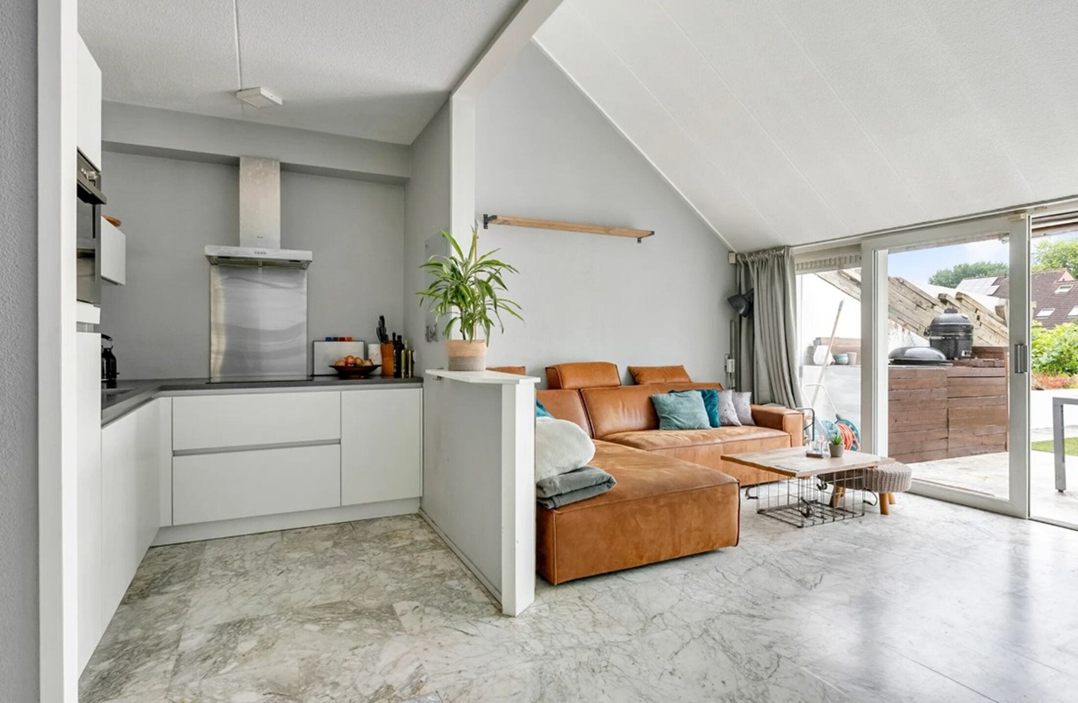 De woonkamer en keuken