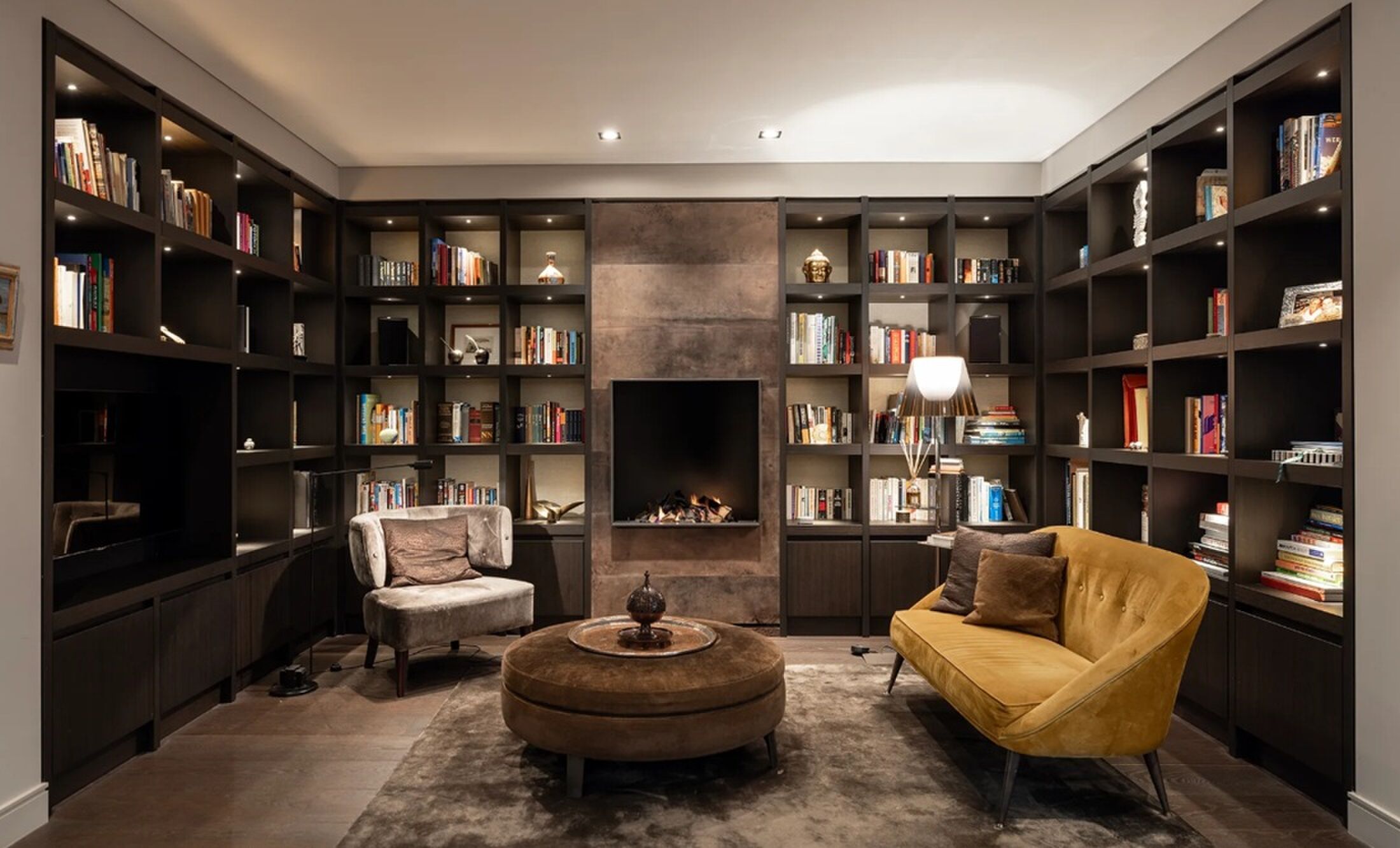 De zitkamer met luxe stoelen