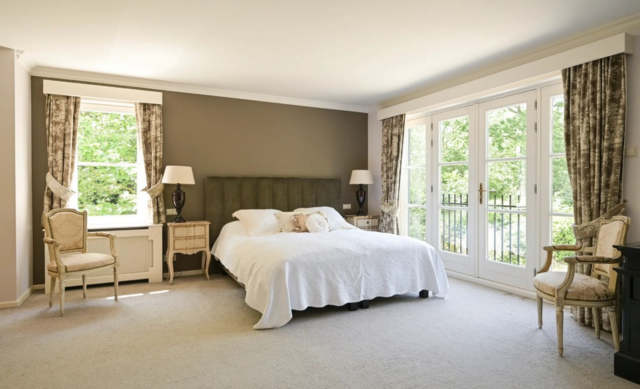 De masterbedroom met kingsize bed