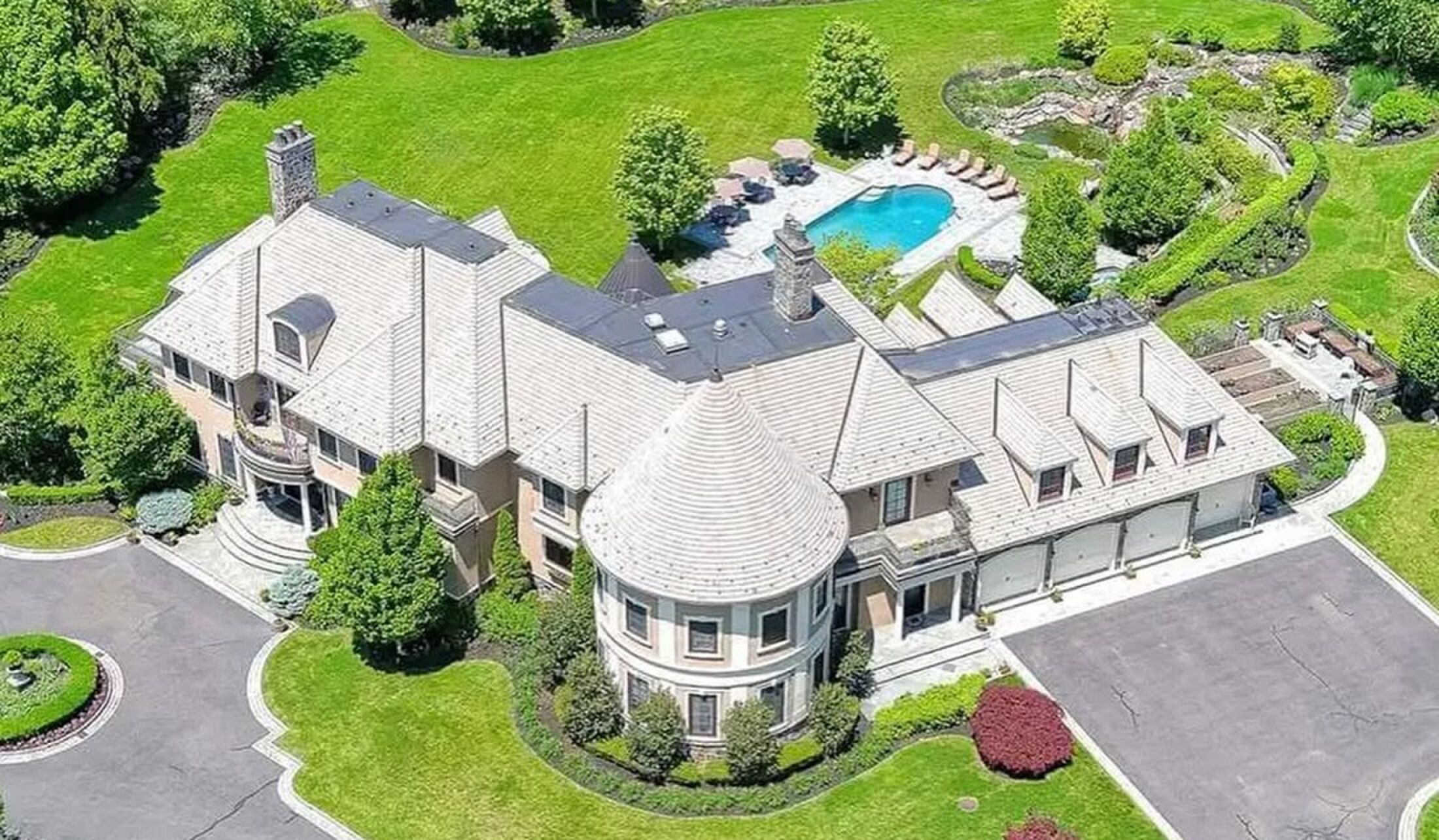 De voorzijde van de iconische villa.