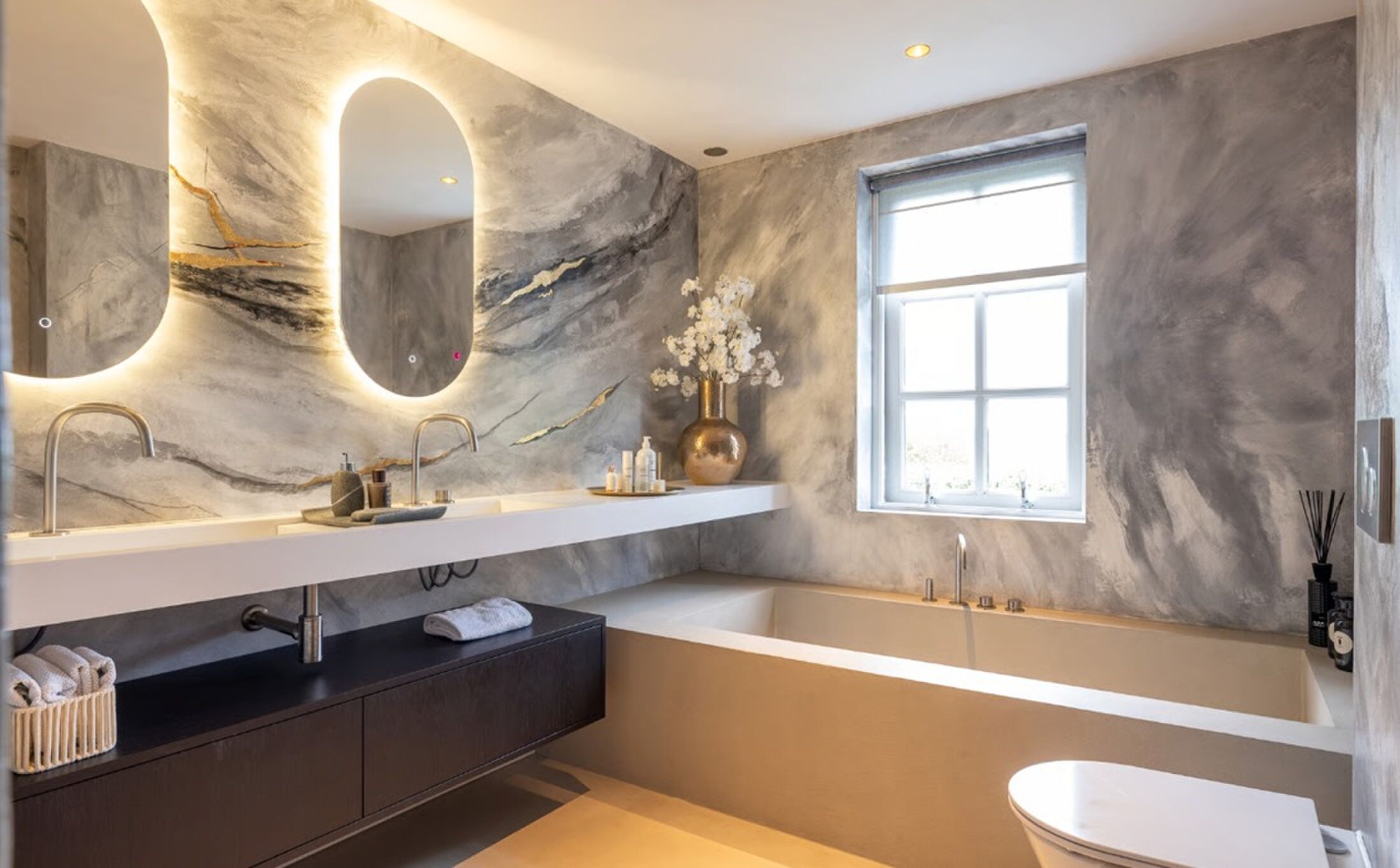 De met marmer doorspekte badkamer