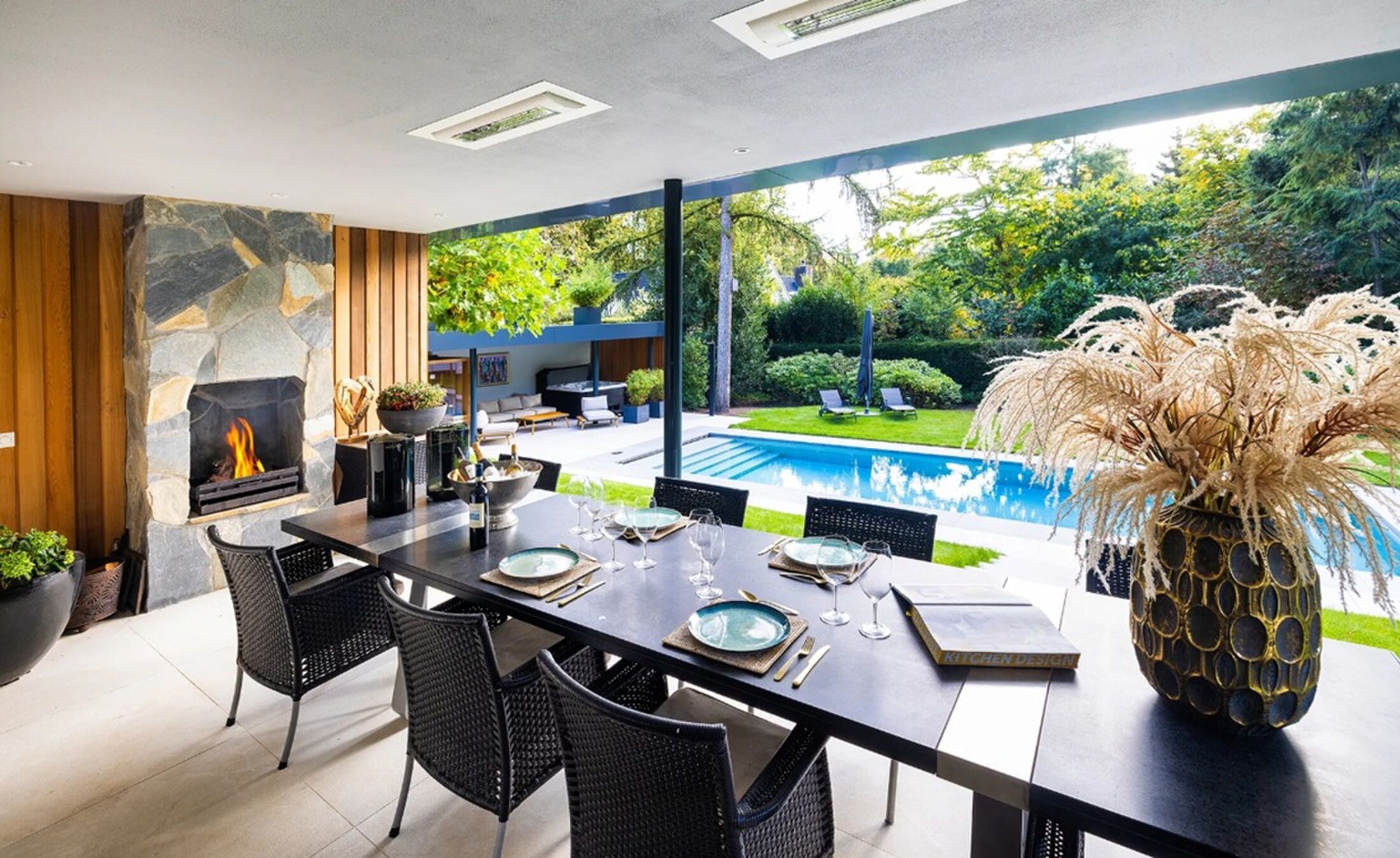 De eetkamer met uitzicht op de tuin