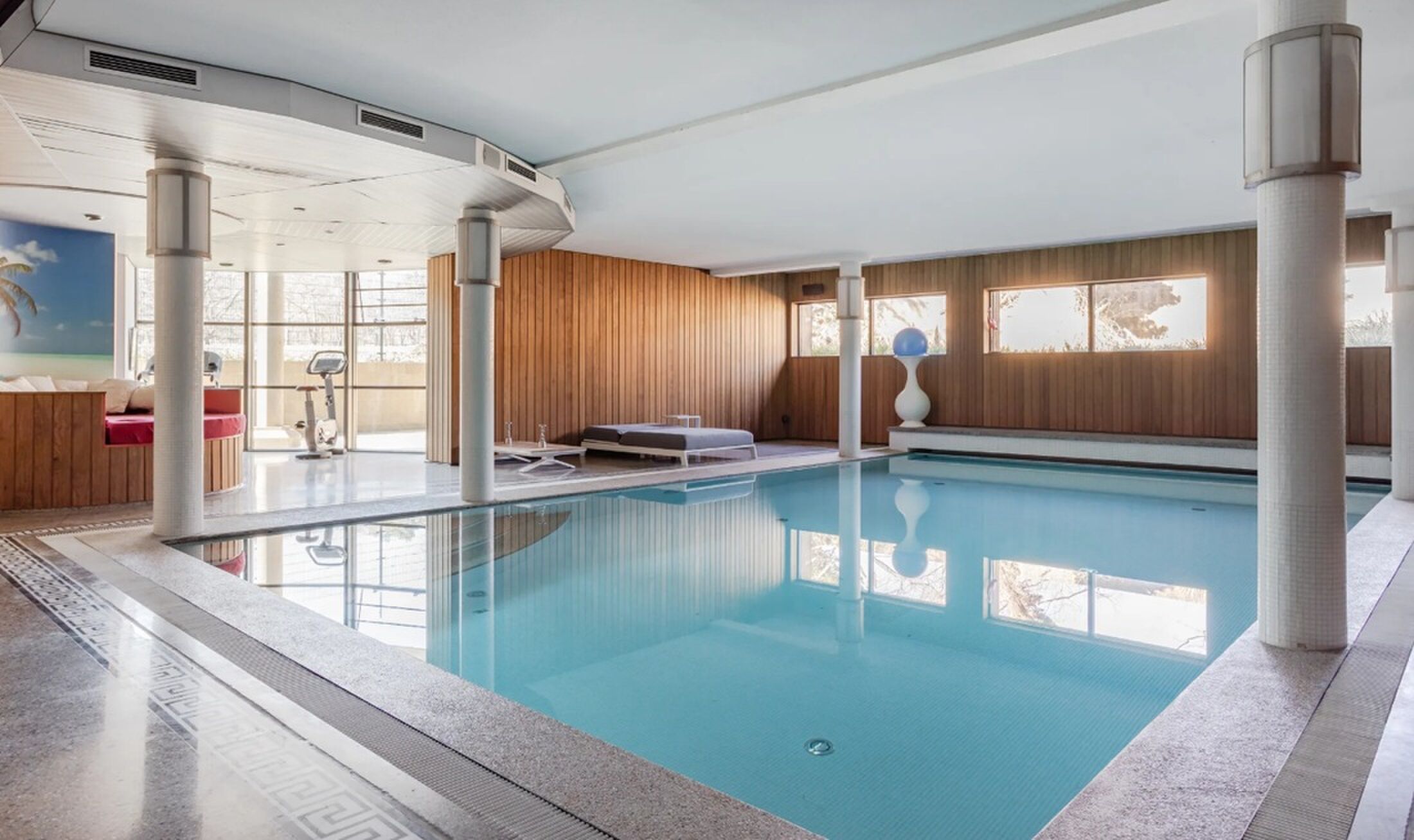 Het inpandige zwembad.