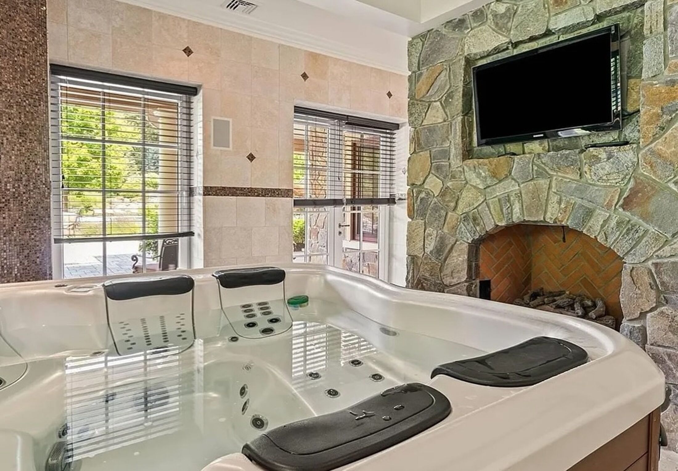 De jacuzzi met televisie.