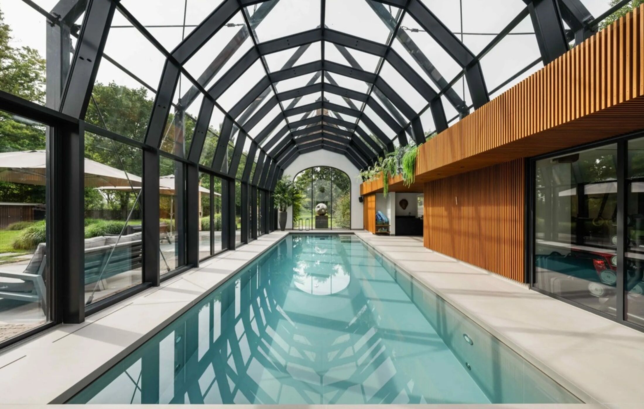 Het zwembad in de tuin van het herenhuis in Rumpt