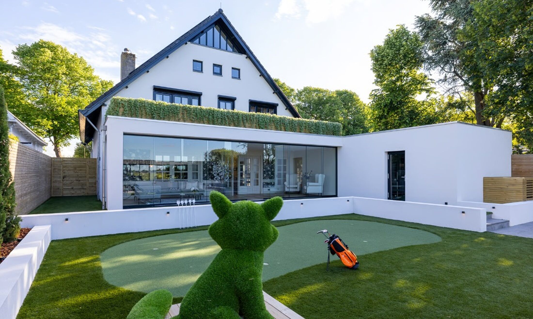 De putting-green aan de achterzijde van de woning
