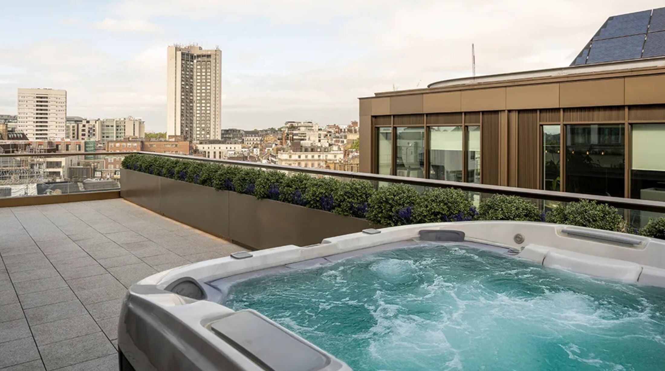 De jacuzzi op het balkon