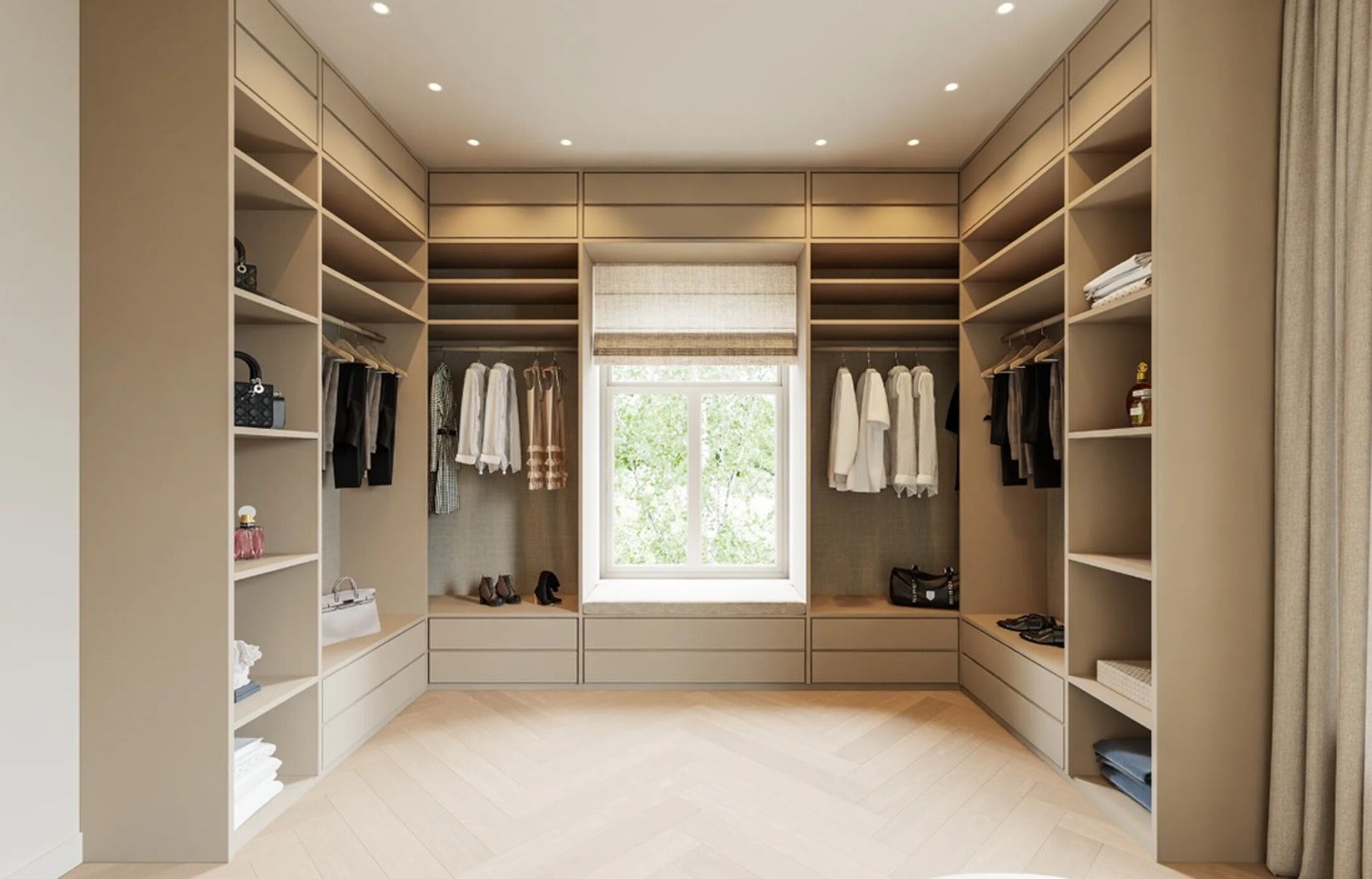 De enorme inloopkast die bij de mastersuite hoort