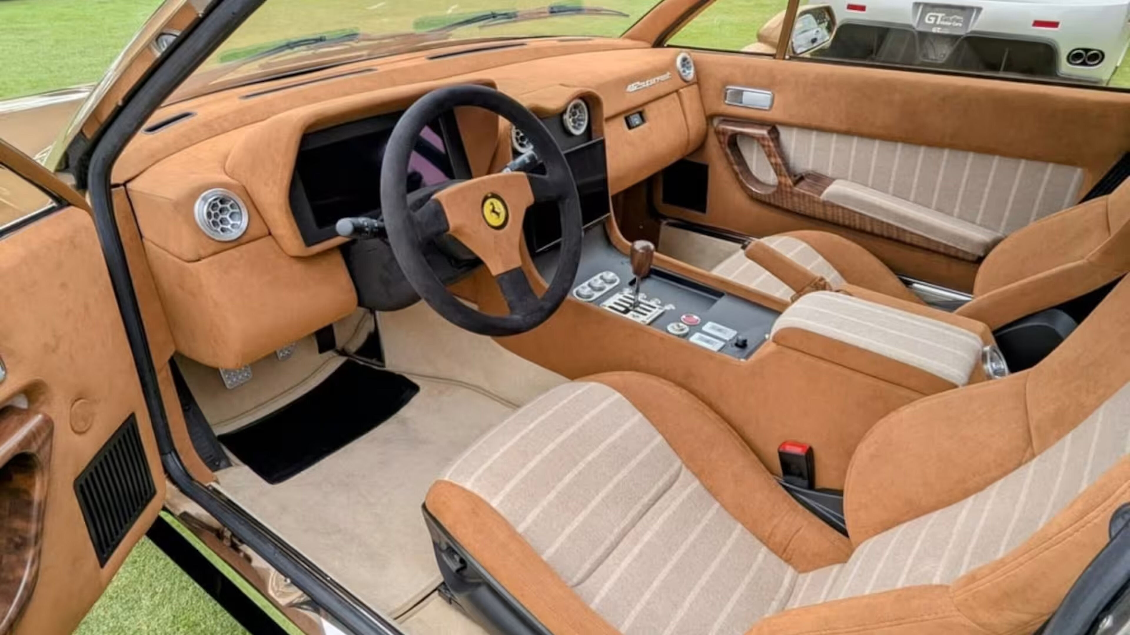 Het interieur van de Ferrari 412 Superfast Restomod