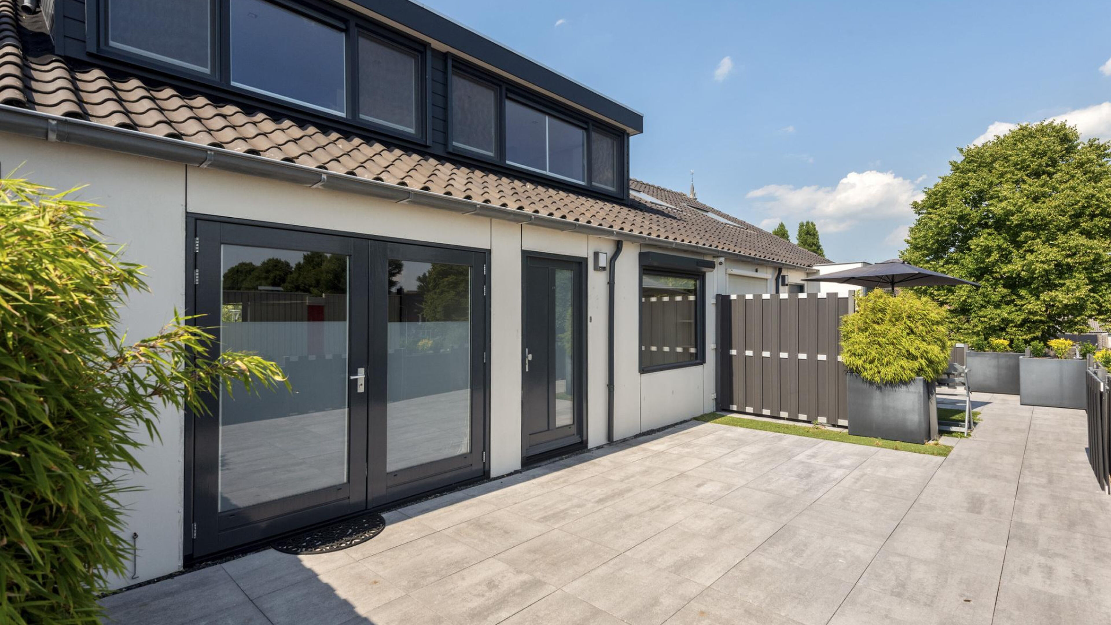 Woning van influencer Jade Anna (21) opnieuw te koop verschenen, net nu vriend Kenneth Taylor naar h