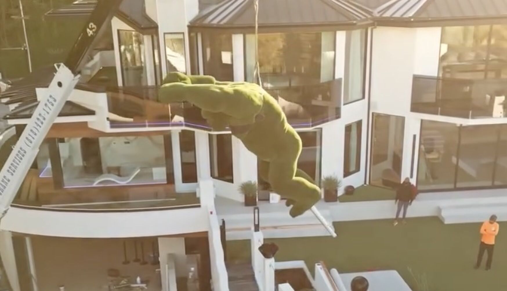 Hitzanger Jason Derulo laat een van gras gemaakte gorilla van $ 200.000 in zijn tuin zetten