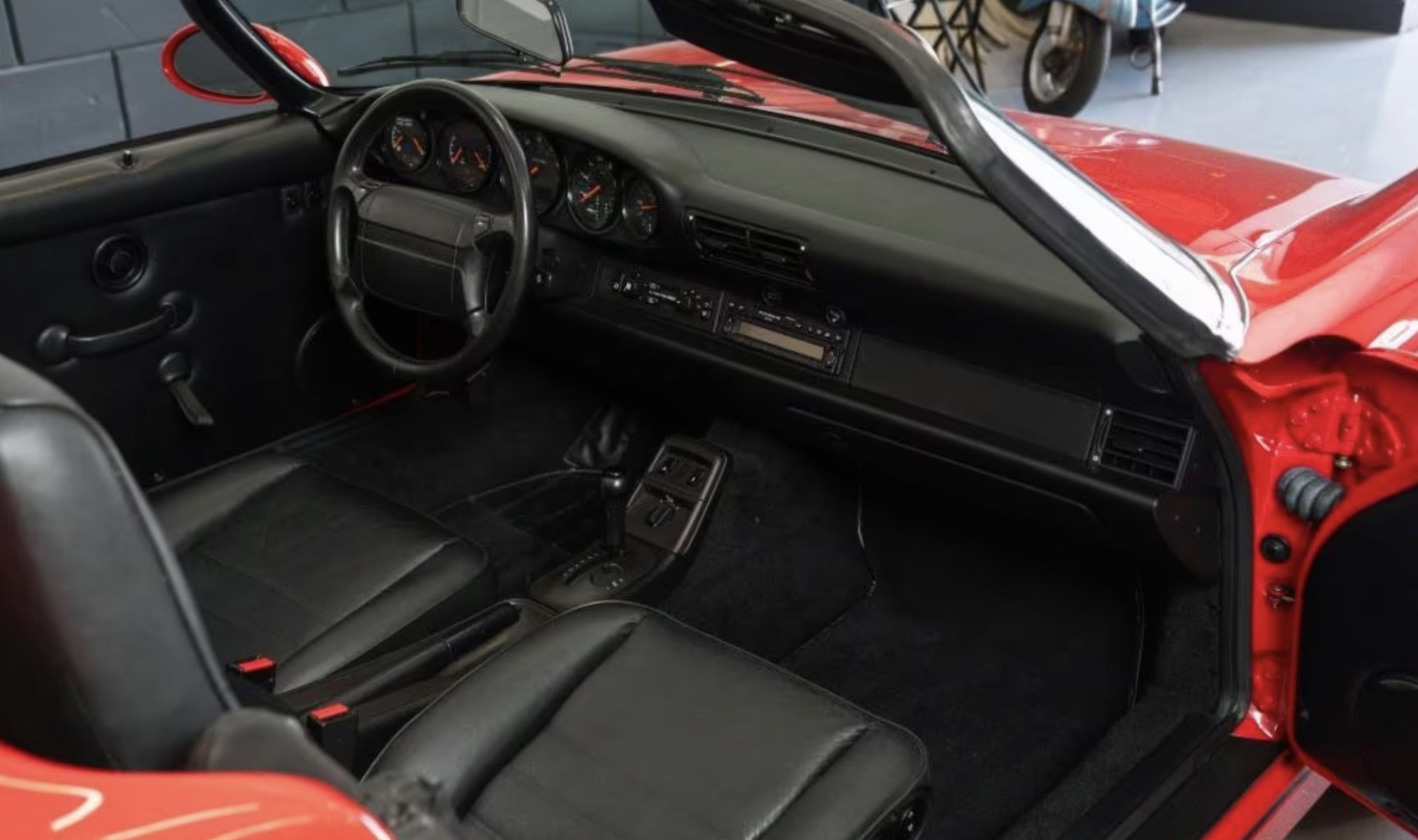Het interieur van de Porsche 964 Speedster op Marktplaats